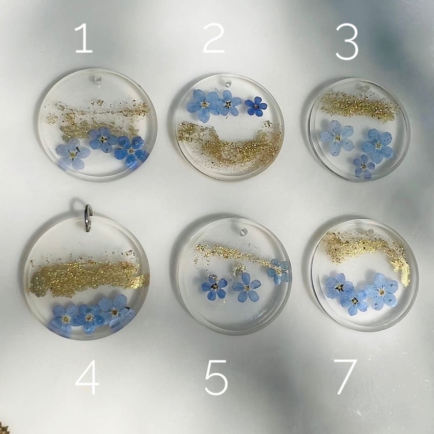 Pendentifs « fleur bleue » en résine, Myosotis et poudre d’or de 30 mm