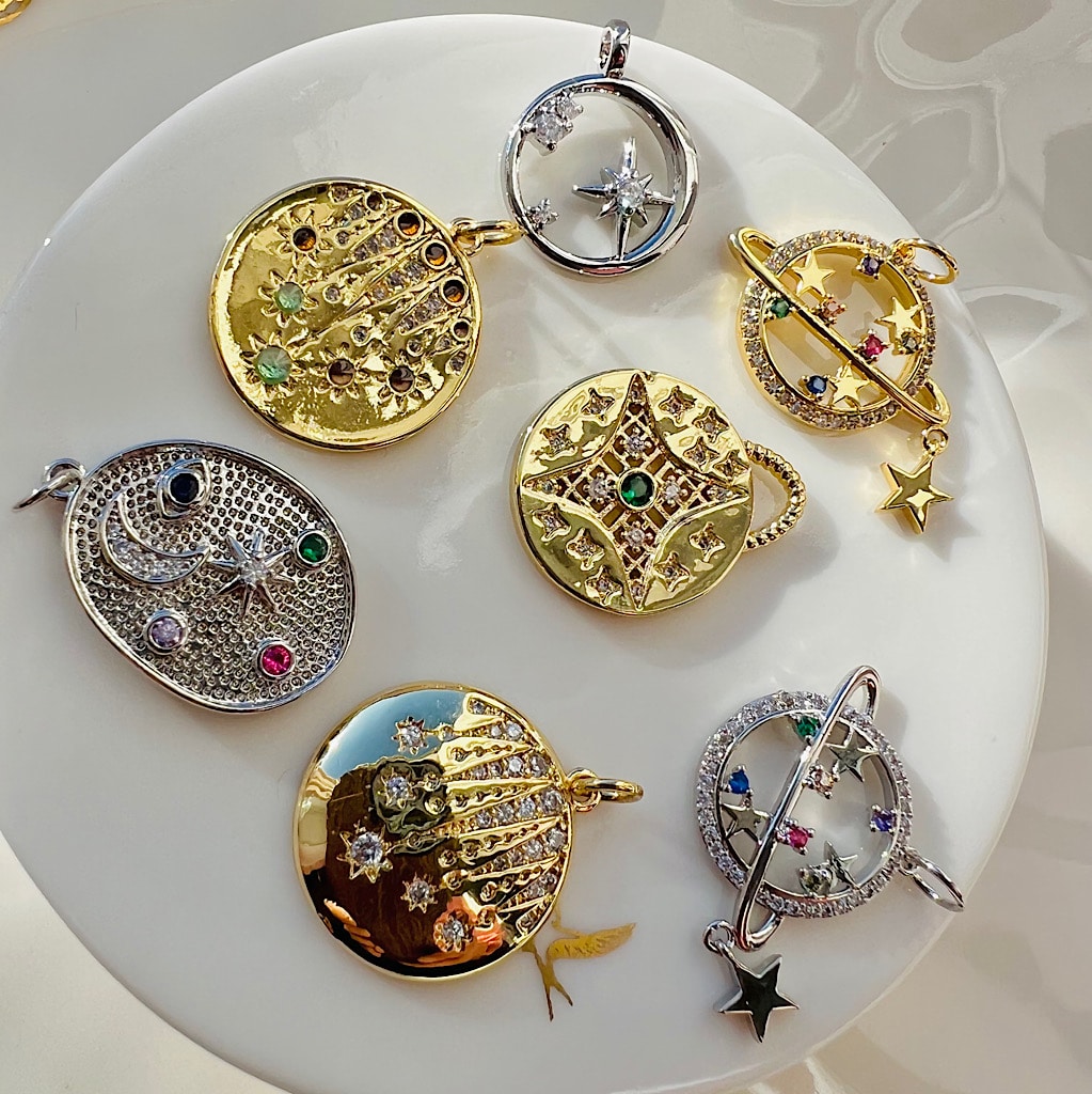 Breloques " cosmos " plaquées or ou platine et zirconium au choix ( à l&