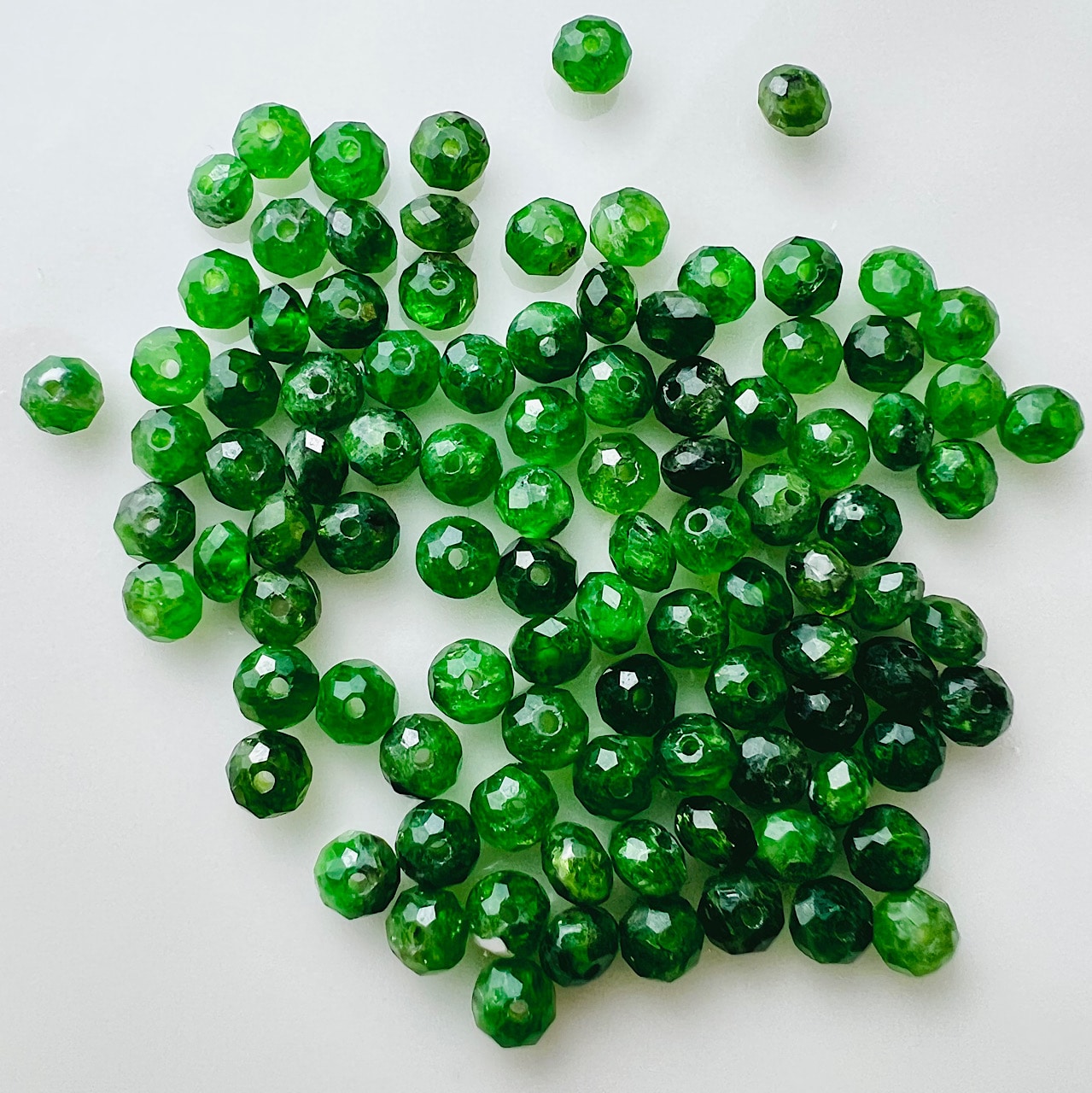 Perles rondelles facettes de Diopside chrome de 3/4 mm ( 1/2 rang de 20 env 20 cm )
