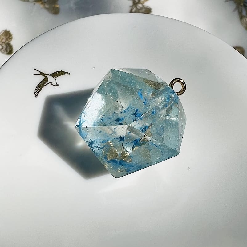 Pendentifs orgonite Isocaèdre résine et feuille d&