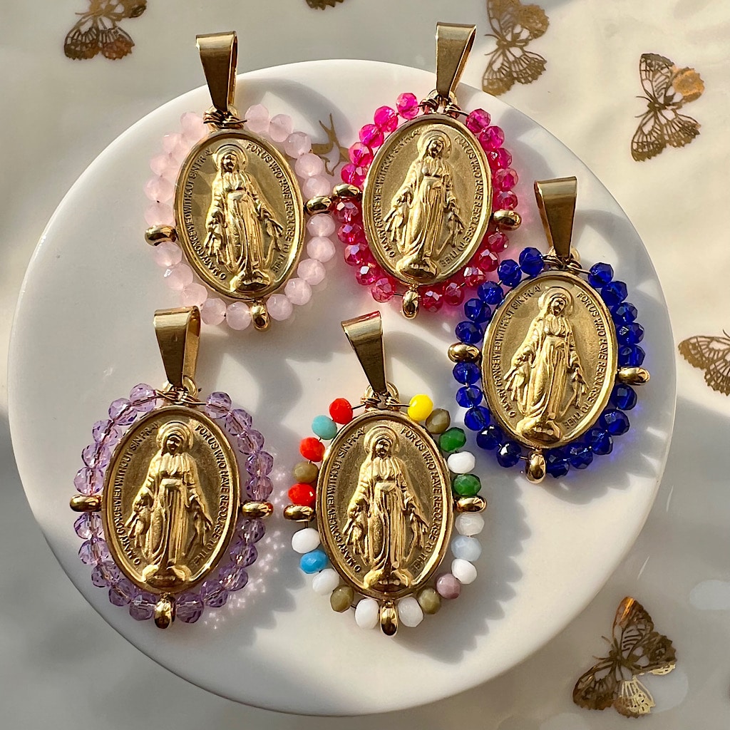 Médailles " Marie " en acier inoxydable doré et perles en verre colorées
