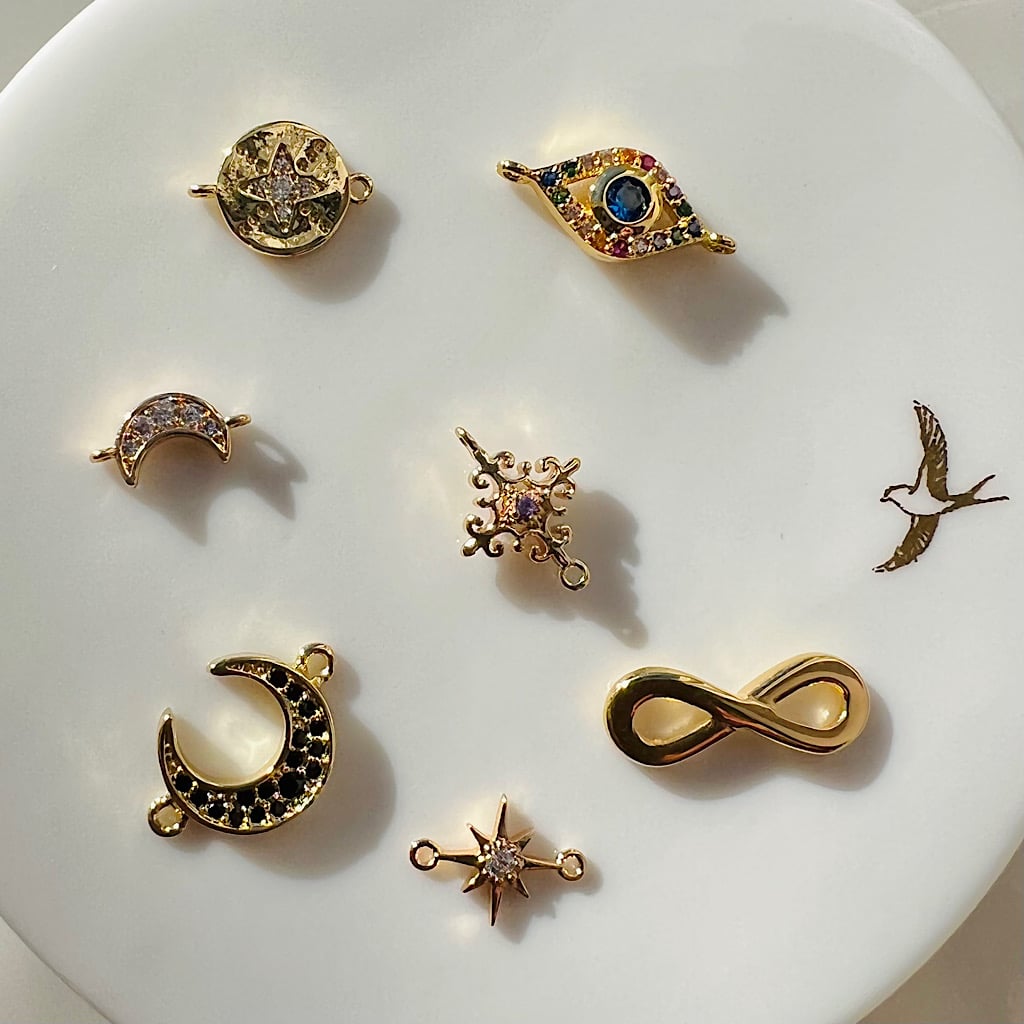Petits connecteurs infini ou oeil plaqués or et zirconium au choix ( à l&