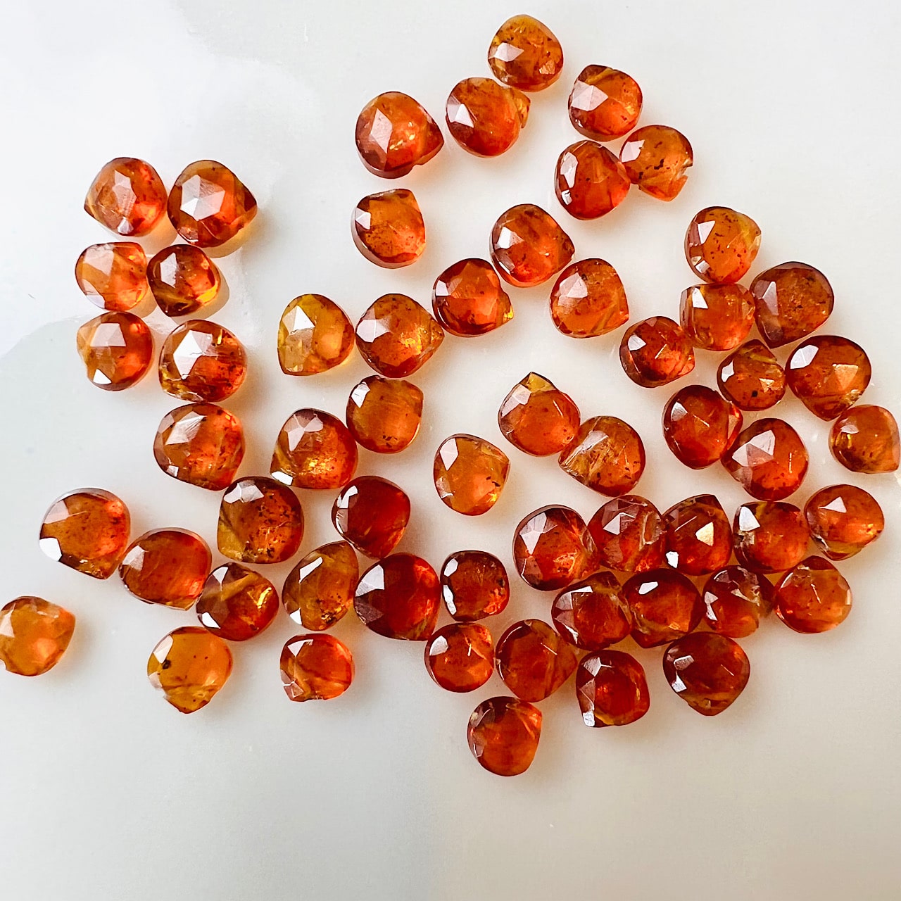 Gouttes facettes de Cyanite orange de 4 mm ( lot de 4 perles )