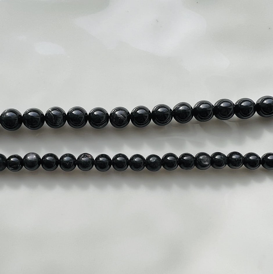 Perles rondes en Hypersthène de 6 mm ( 1/2 rang de env 30 perles )