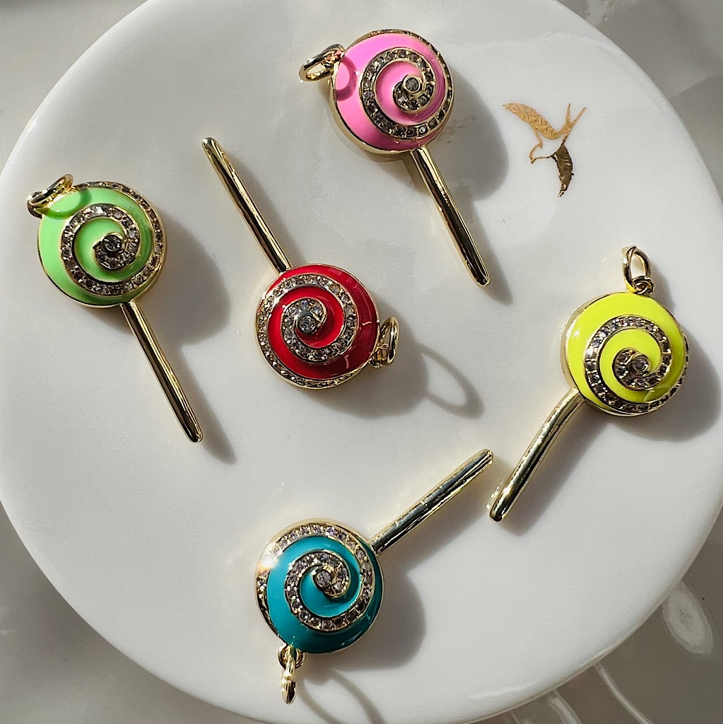 Breloques " candy " sucettes plaquées or, zircon et émail au choix ( à l&