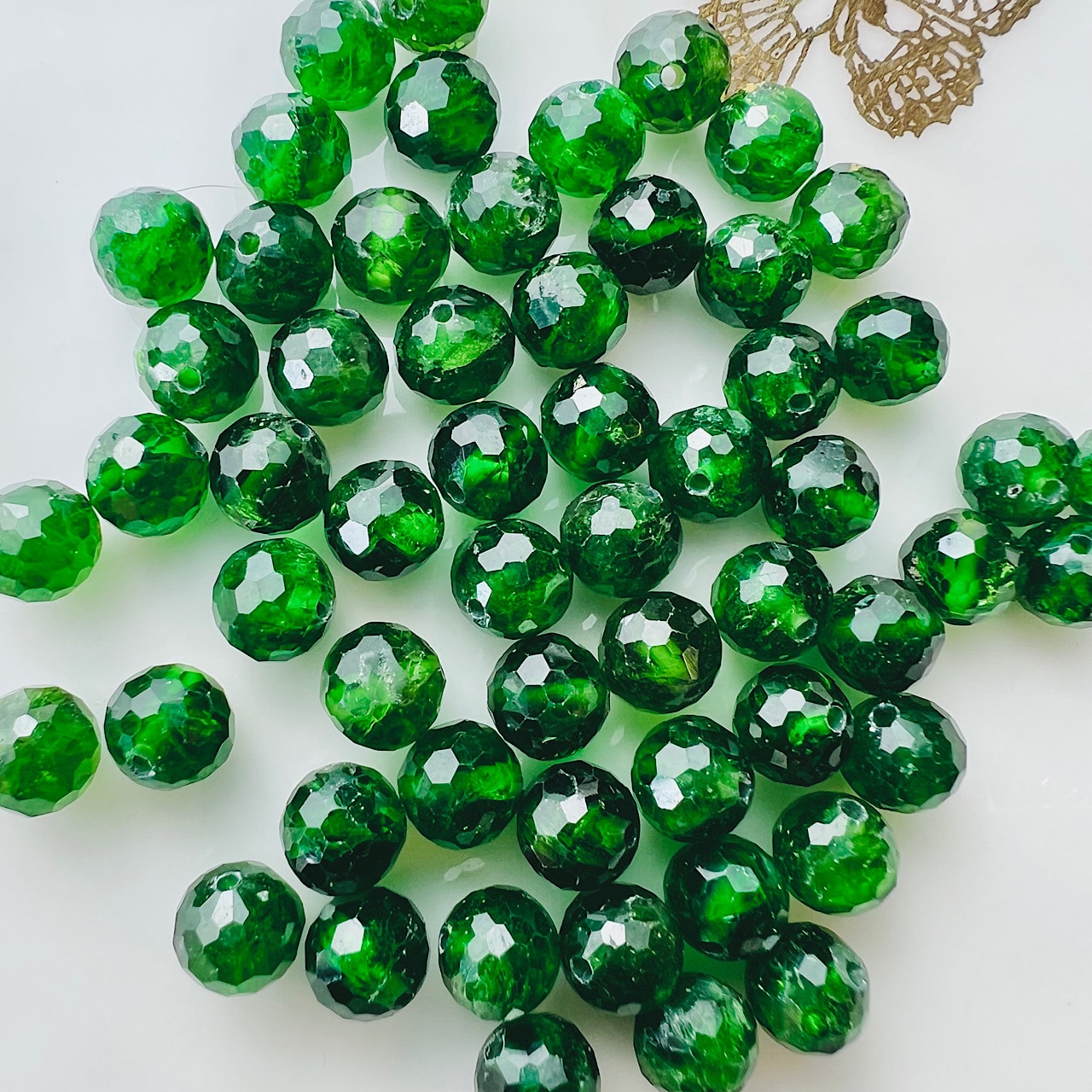 Perles rondes facettes grade A de Diopside chrome de 7 mm ( lot de 4 )