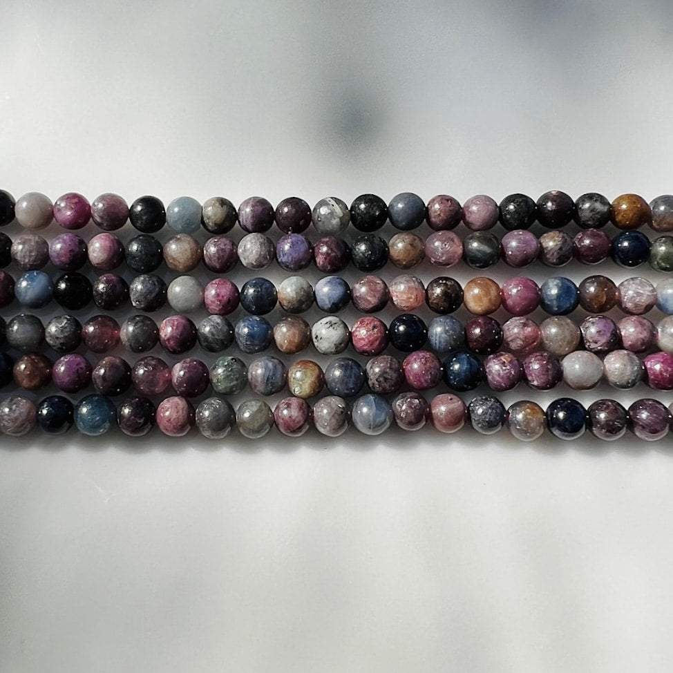 Perles rondes de Corindon (Saphir et Rubis ) de 6 mm ( 1/2 rang de 32 perles )