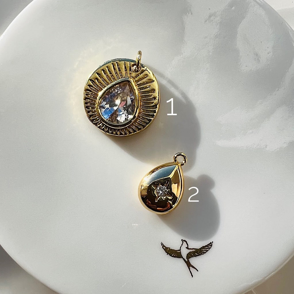 breloques " gouttes " en laiton plaqué or et zircon au choix ( à l&