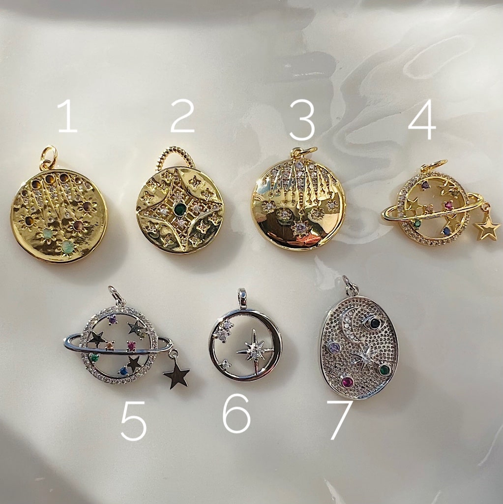 Breloques " cosmos " plaquées or ou platine et zirconium au choix ( à l&