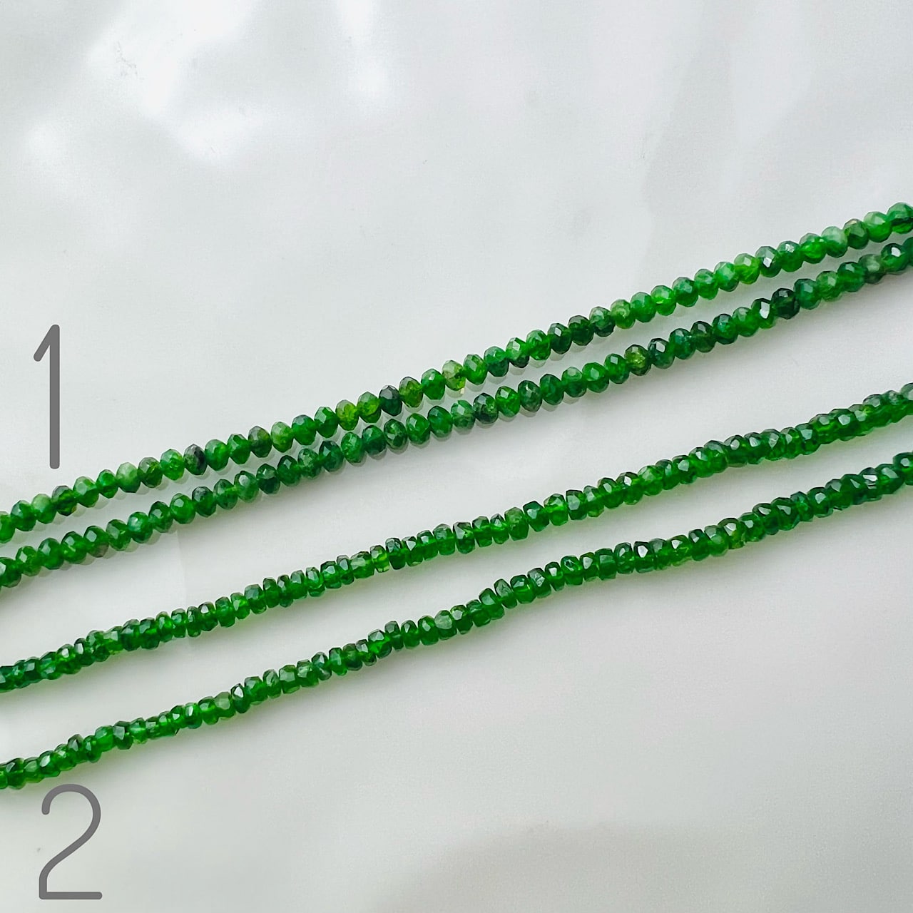 Perles rondelles facettes de Diopside chrome de 3/4 mm ( 1/2 rang de 20 env 20 cm )