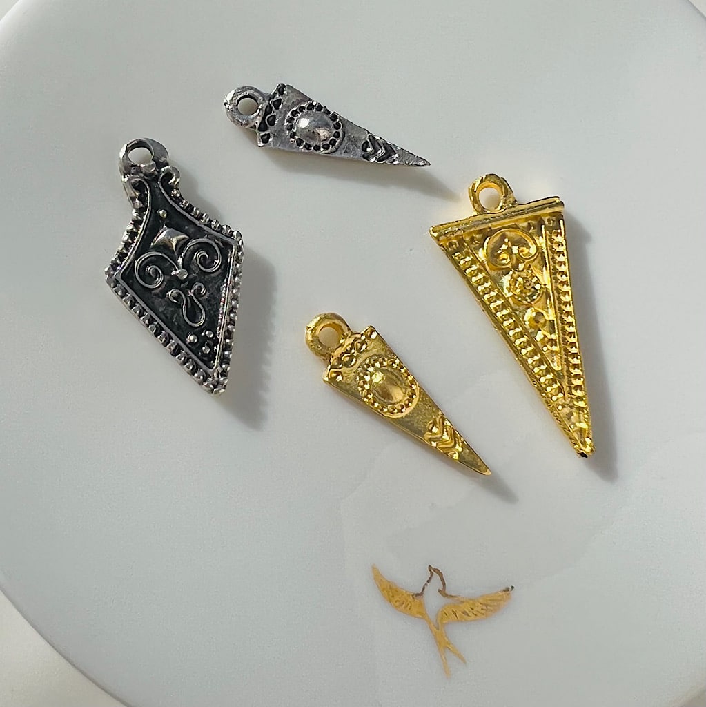 Petites breloques " ethniques " laiton plaqué argent ( lot de 2 ou 4 )