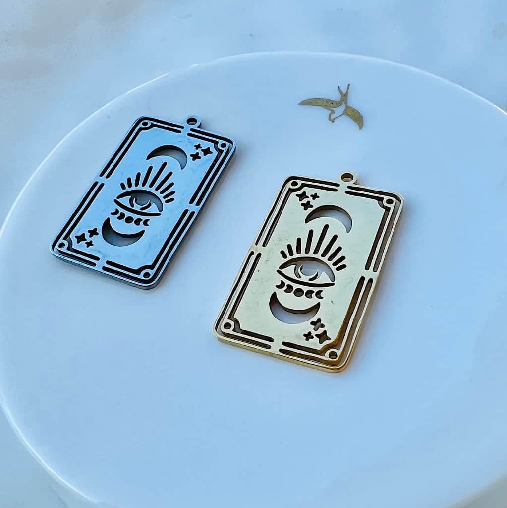 Breloques cartes avec oeil et lune en acier inoxydable doré de 32 mm