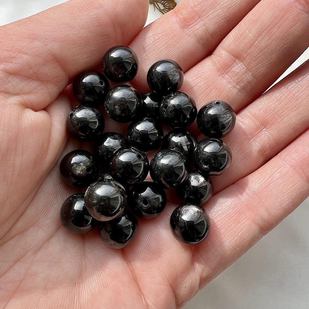 Perles rondes en Hypersthène de 6 mm ( 1/2 rang de env 30 perles )
