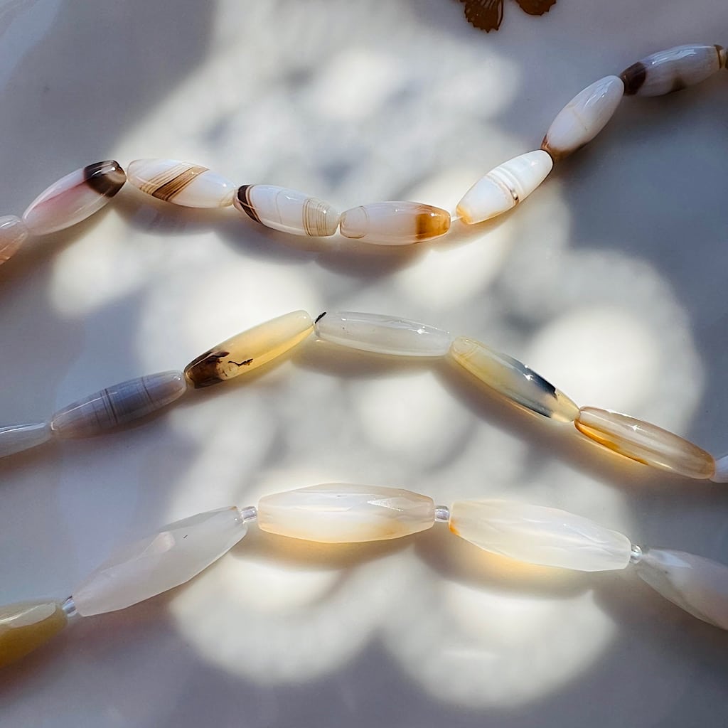 Perles " riz " en Agate blanche et dendritique, de 20, 25 et 29 mm ( en lot ou à l&