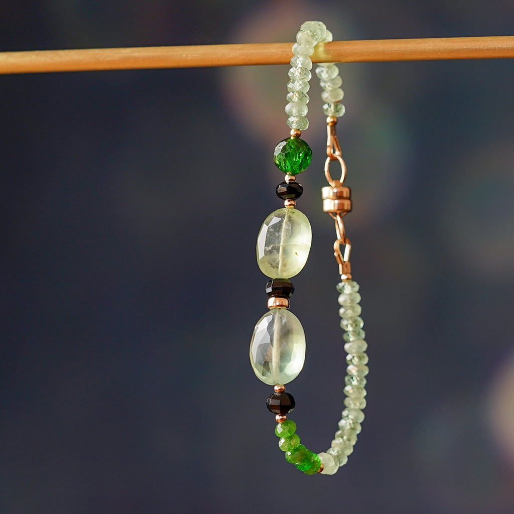 Perles rondelles facettes de Diopside chrome de 3/4 mm ( 1/2 rang de 20 env 20 cm )