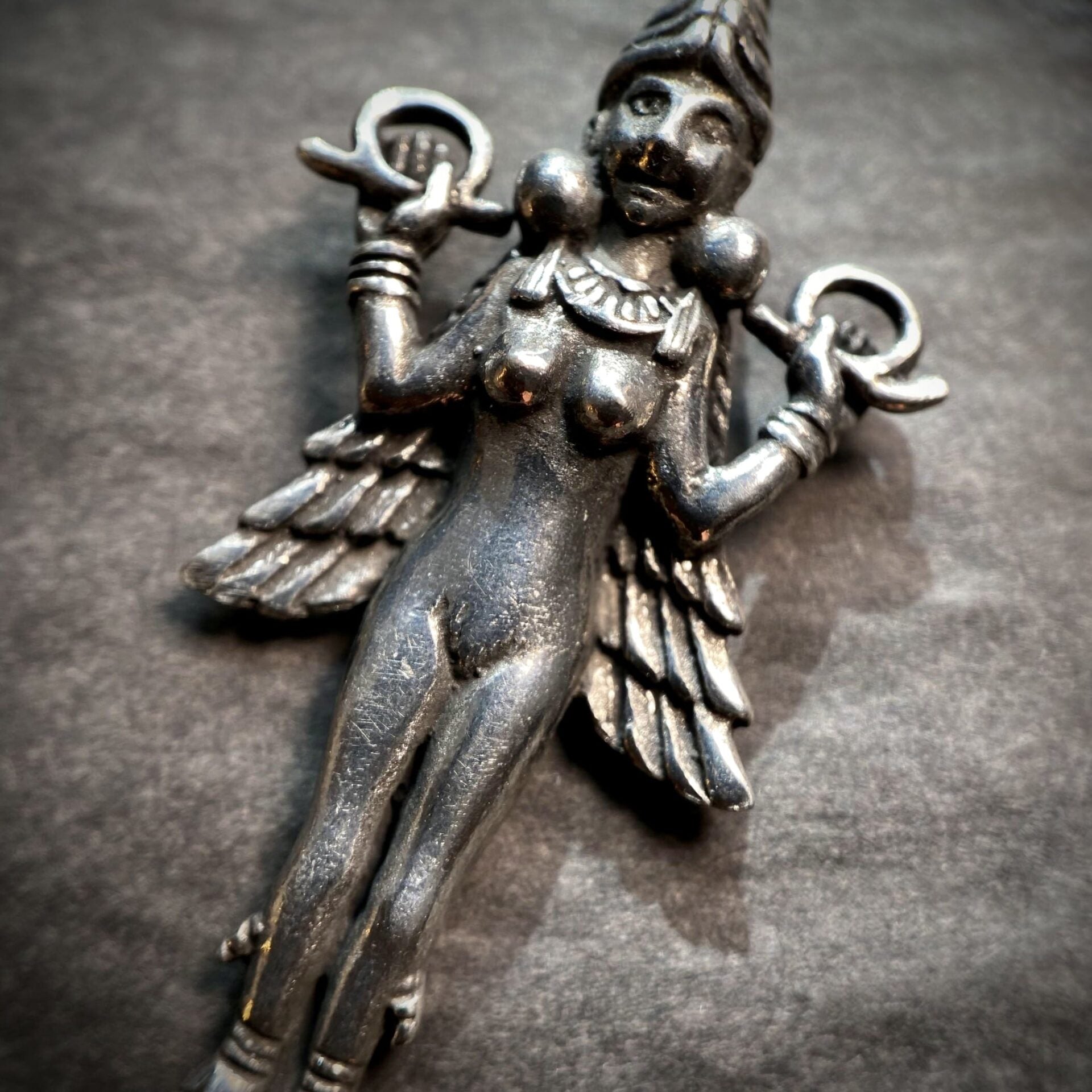 Breloque " Ishtar " en acier inoxydable de 4 cm ( à l&