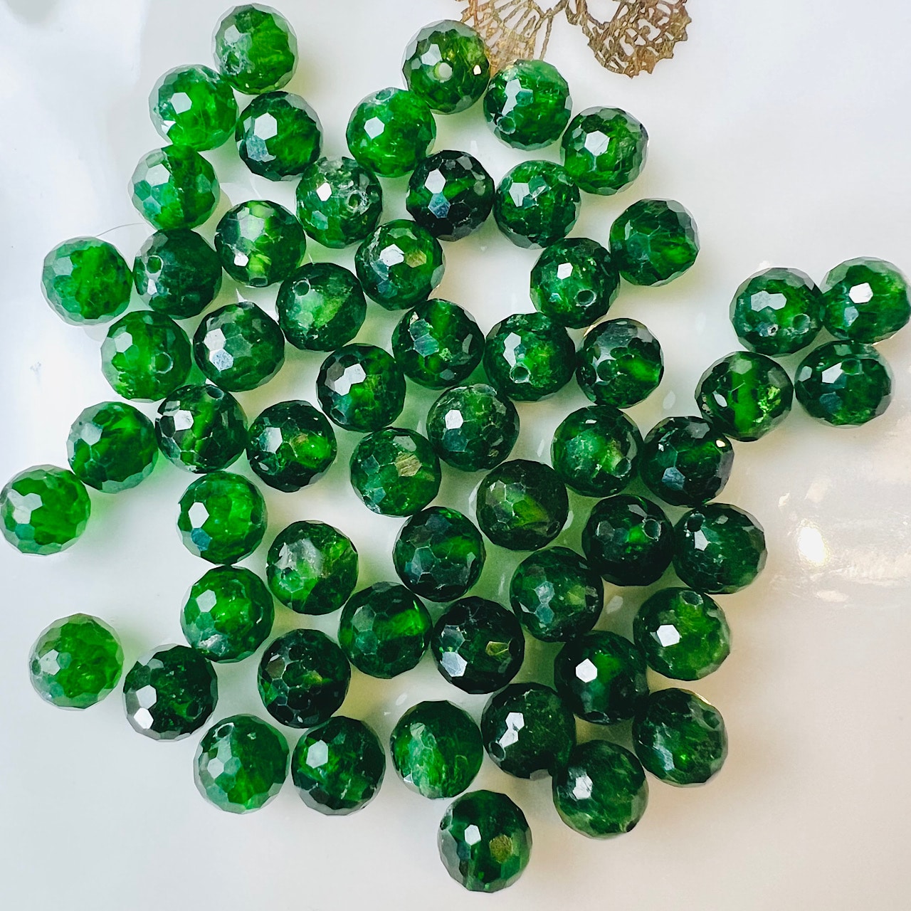 Perles rondes facettes grade A de Diopside chrome de 7 mm ( lot de 4 )