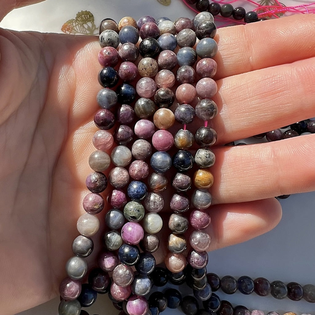 Perles rondes de Corindon (Saphir et Rubis ) de 6 mm ( 1/2 rang de 32 perles )