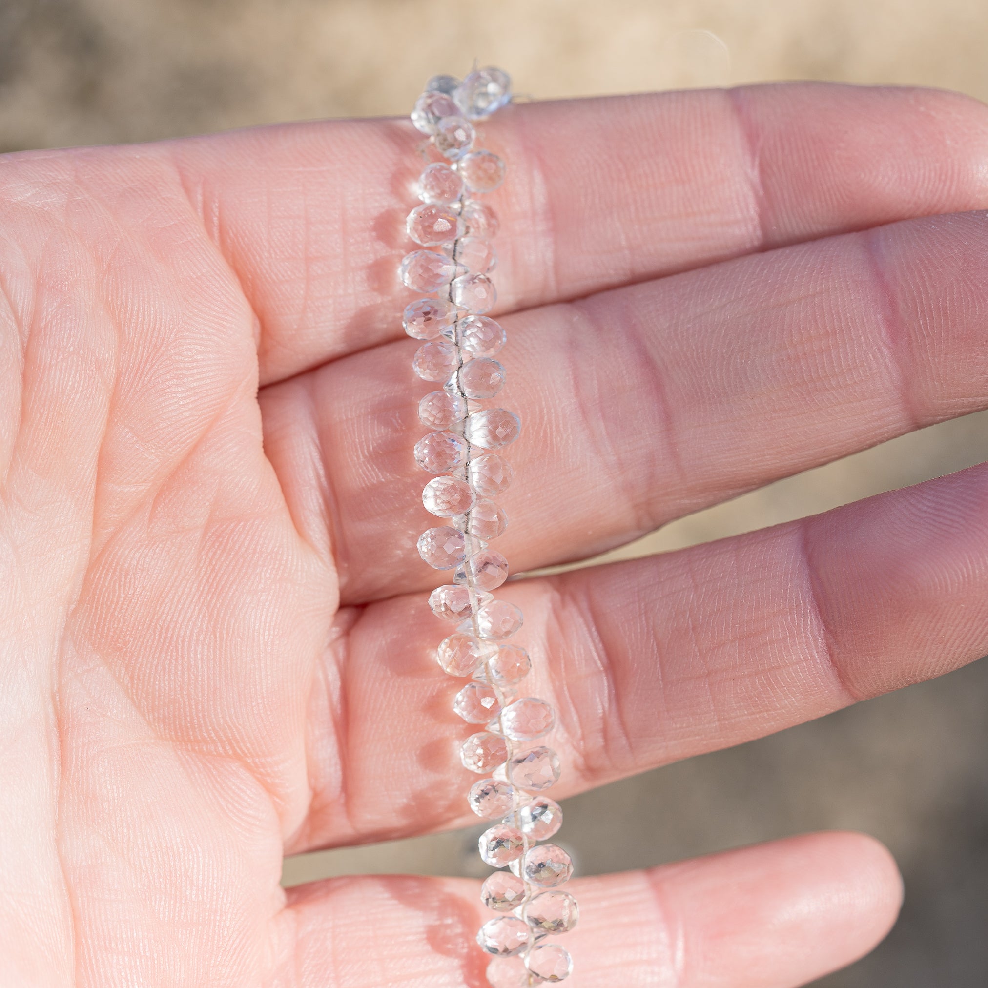 Petites gouttes facettes de Cristal de roche de env 6 mm ( lot de 4 )