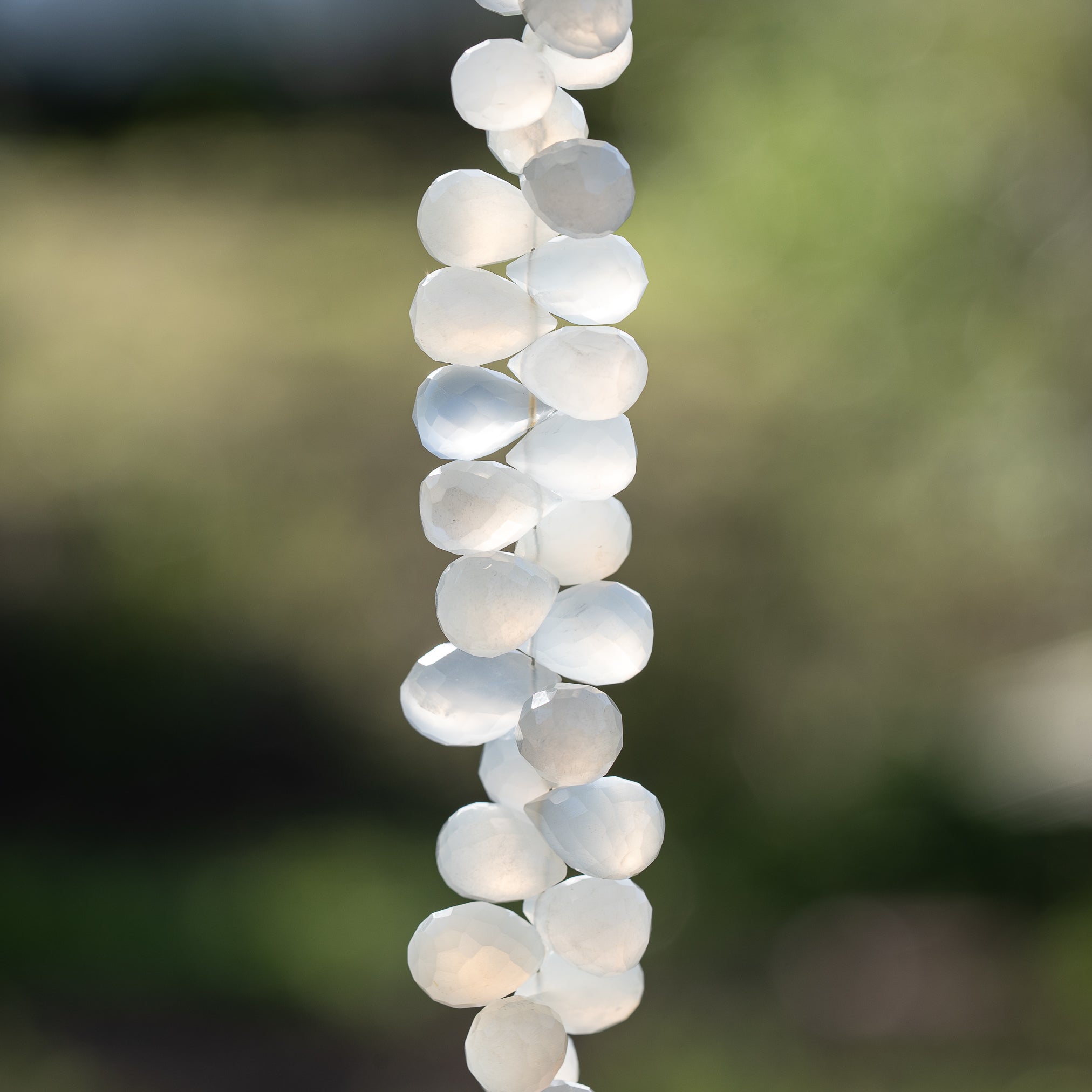 Perles gouttes facettes de Pierre de lune blanche de 10/13 mm ( lot de 2 )