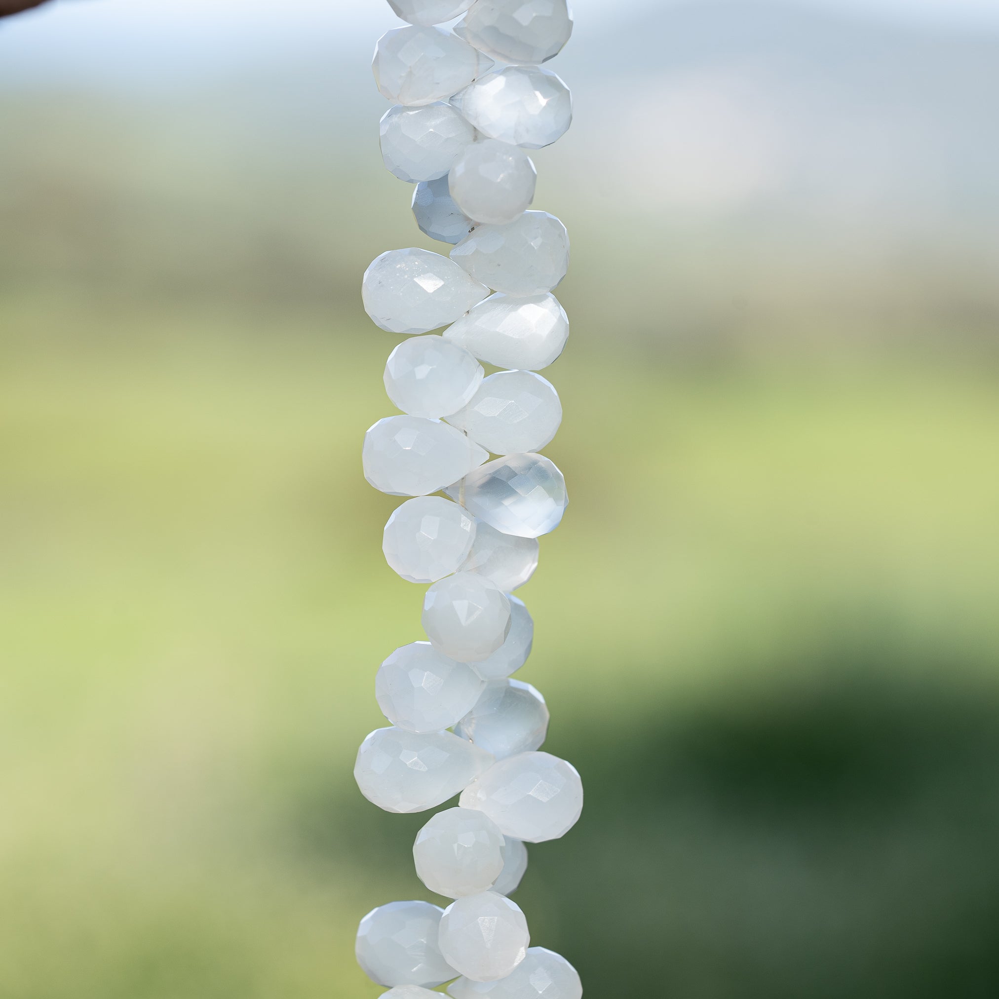 Perles gouttes facettes de Pierre de lune blanche de 10/13 mm ( lot de 2 )