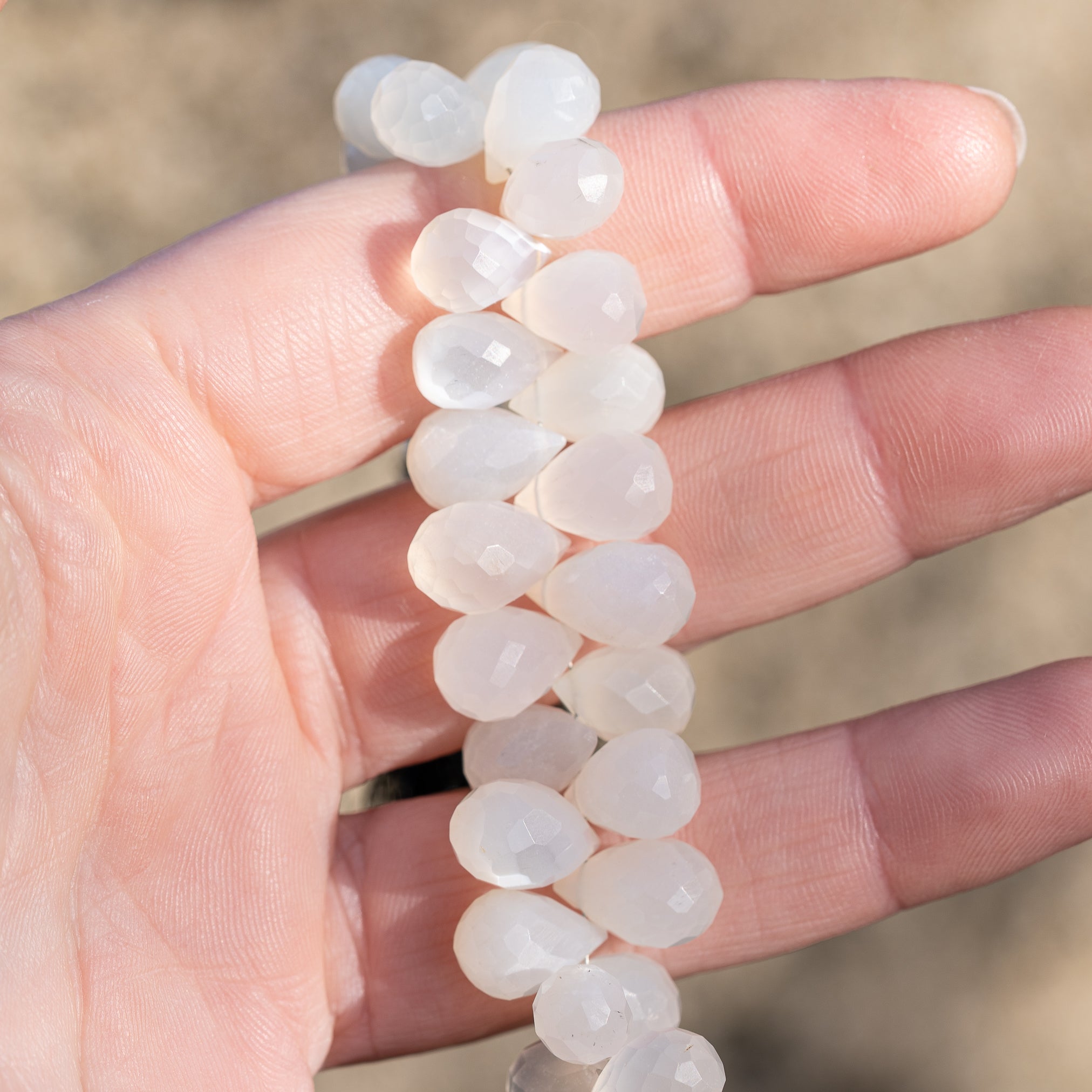 Perles gouttes facettes de Pierre de lune blanche de 10/13 mm ( lot de 2 )