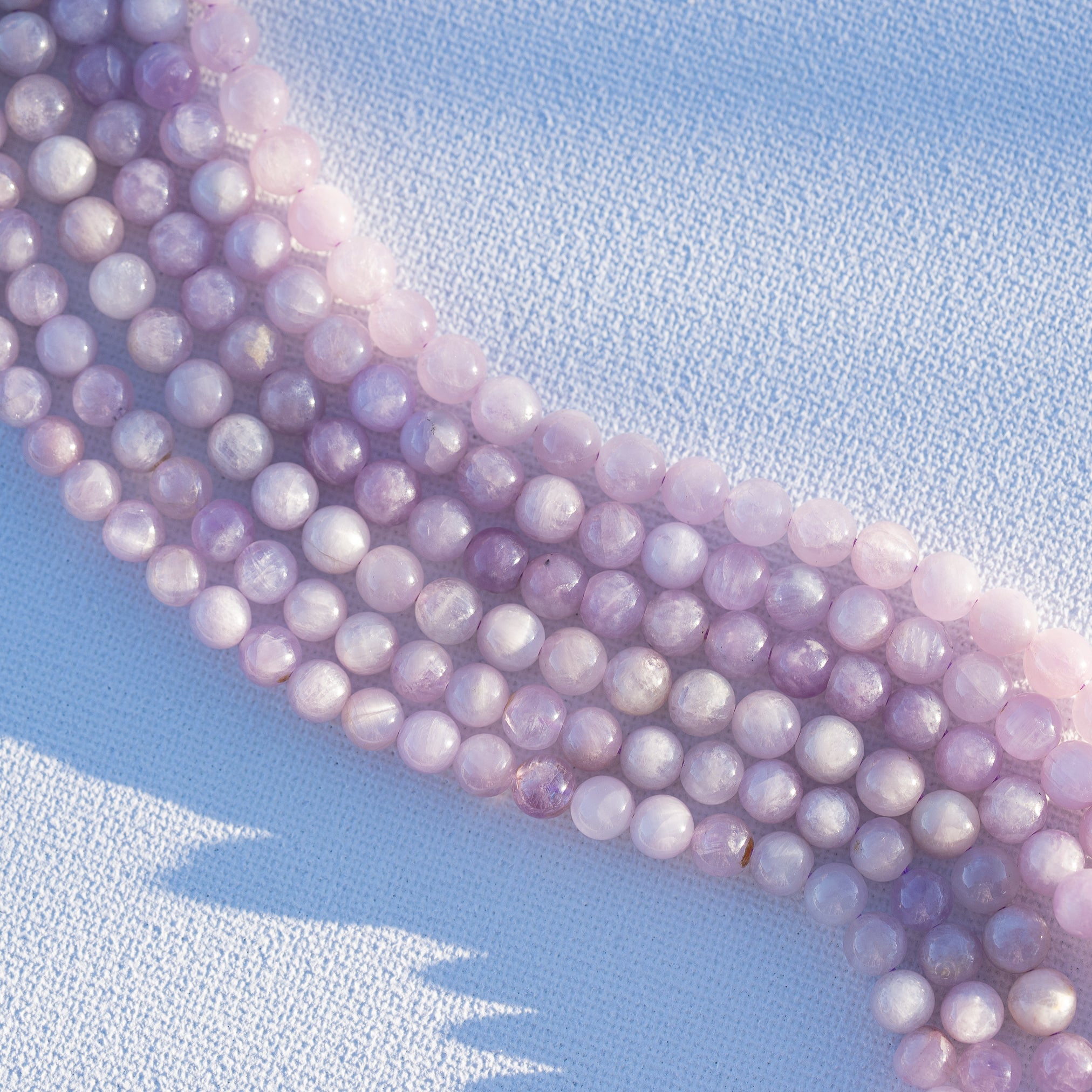 Perles rondes lisses de Kunzite de 6/6,5 mm ( 1/2 rang de env 30/33 perles )