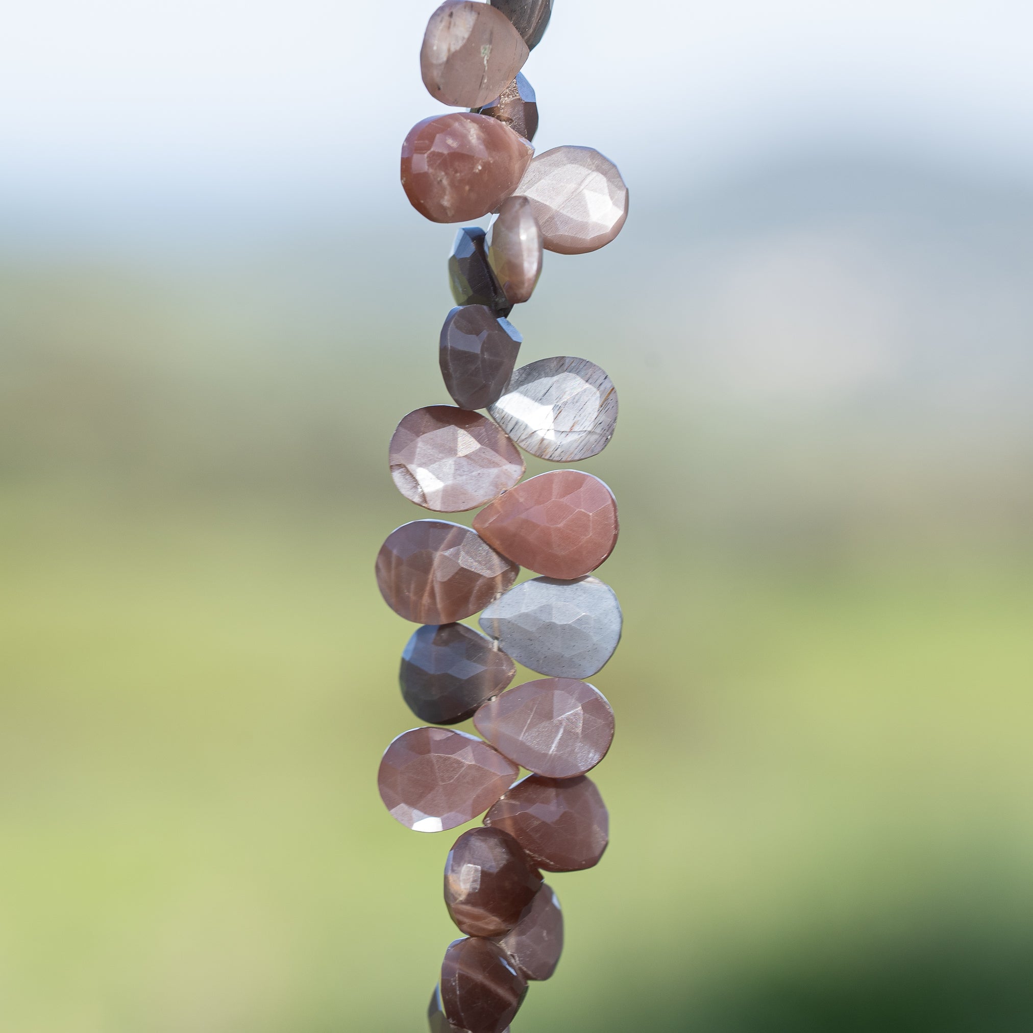 Perles gouttes facettes plates de Pierre de lune chocolat de 12/13 mm ( lot de 2 )