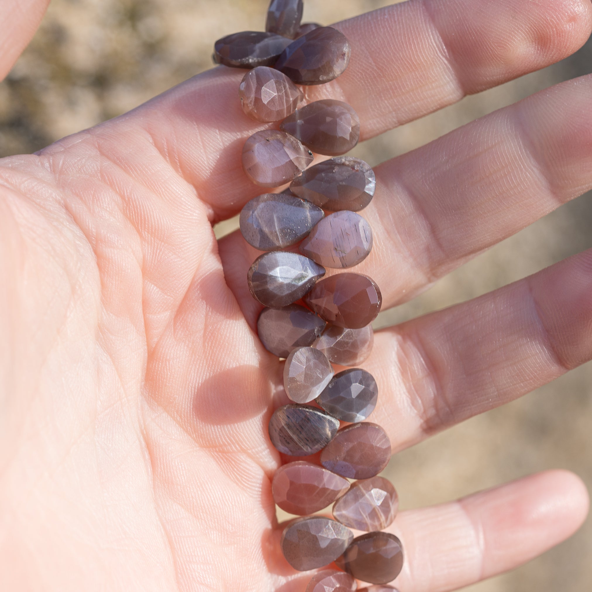 Perles gouttes facettes plates de Pierre de lune chocolat de 12/13 mm ( lot de 2 )