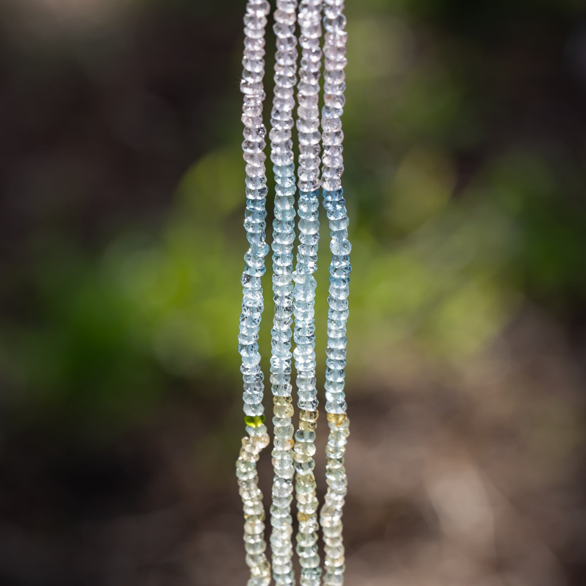 Perles rondelles facettes de Béryls ( Morganite, Aigue-marine, Héliodore ) de 3 x 2 mm ( 1/2 rang de env 90 perles )