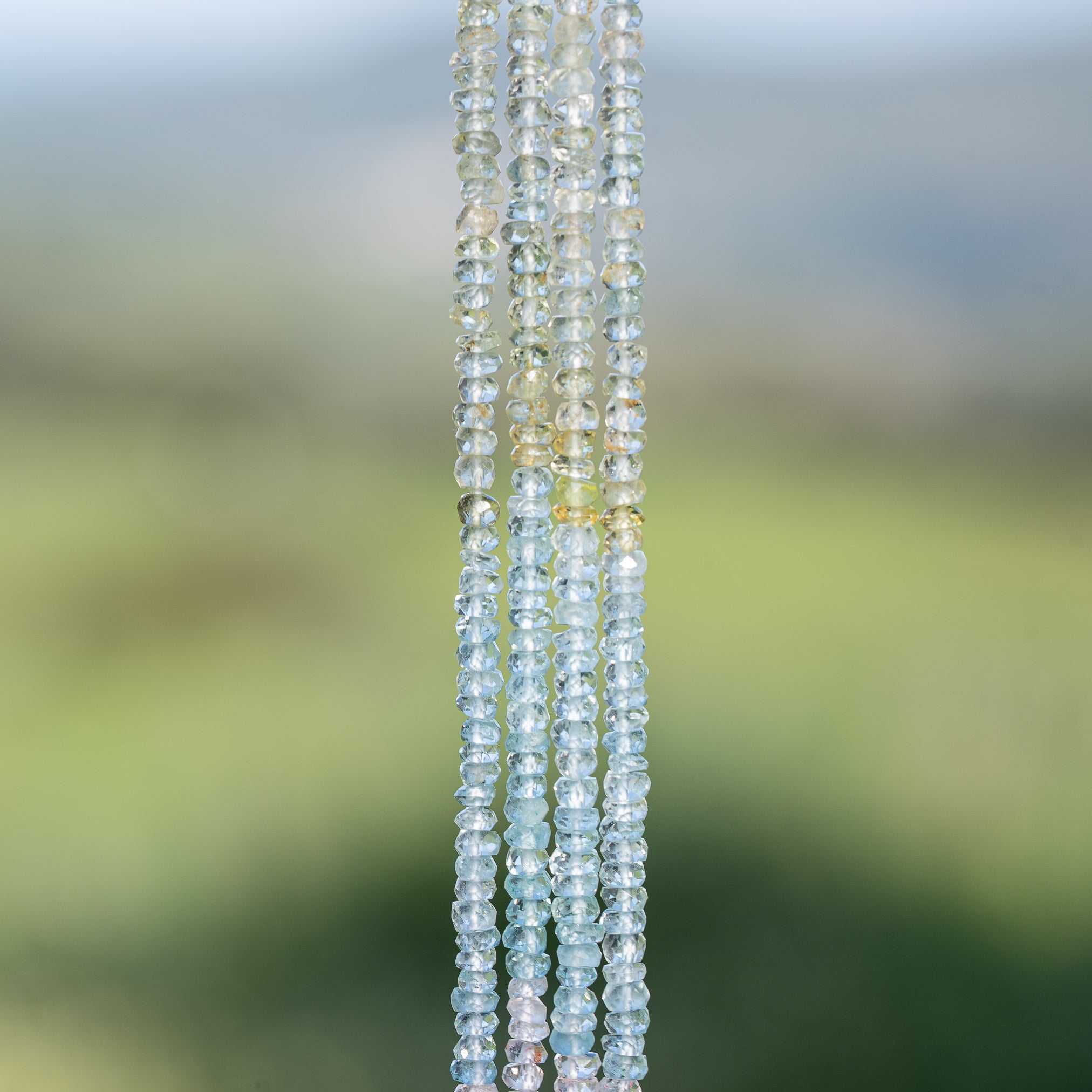 Perles rondelles facettes de Béryls ( Morganite, Aigue-marine, Héliodore ) de 3 x 2 mm ( 1/2 rang de env 90 perles )