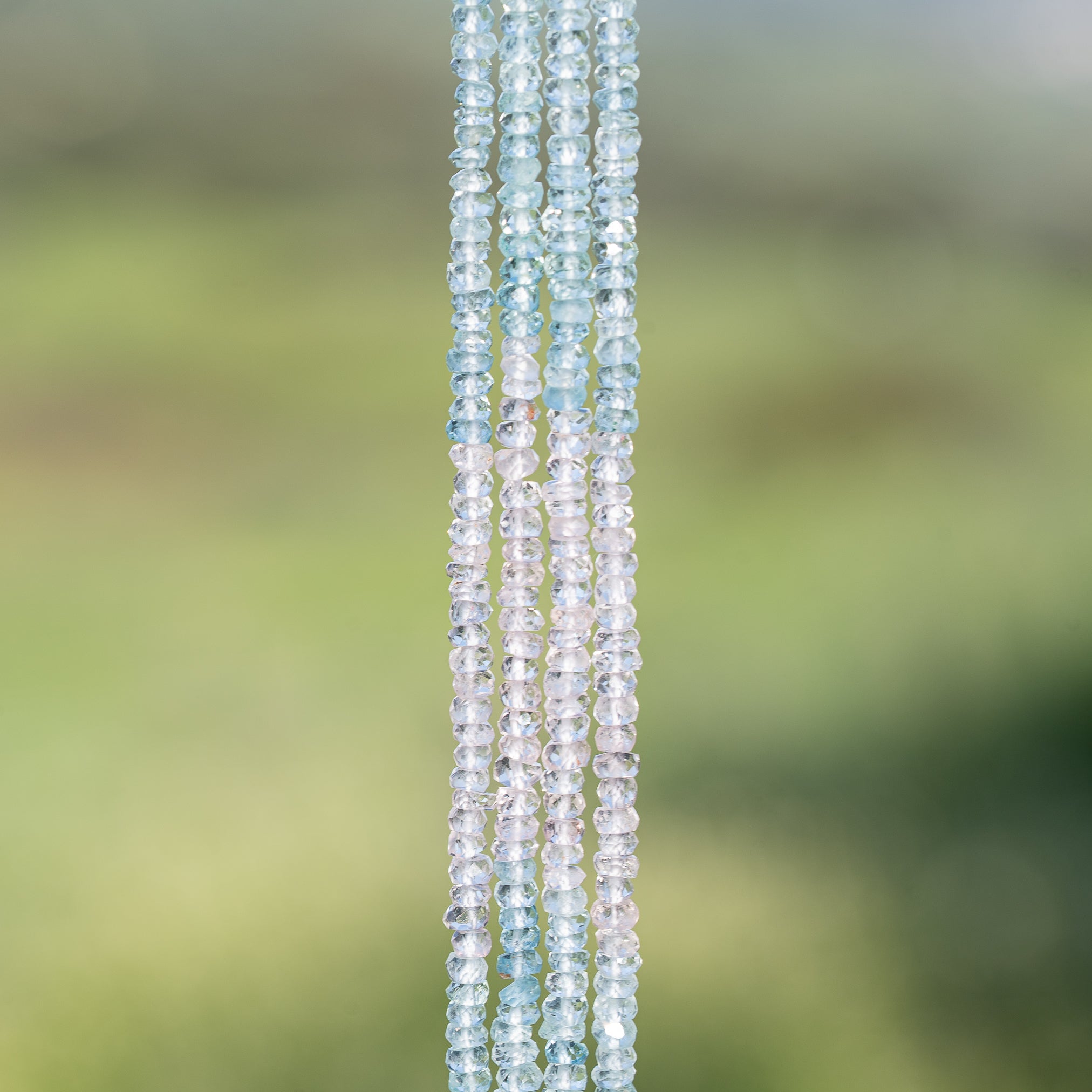 Perles rondelles facettes de Béryls ( Morganite, Aigue-marine, Héliodore ) de 3 x 2 mm ( 1/2 rang de env 90 perles )
