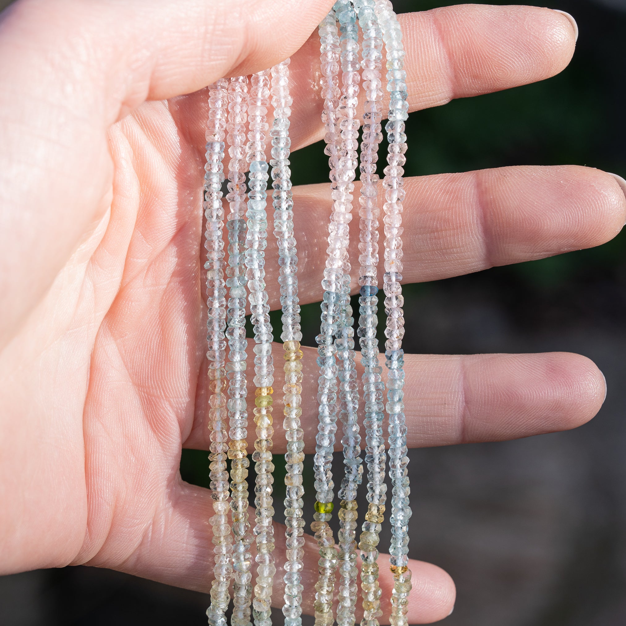Perles rondelles facettes de Béryls ( Morganite, Aigue-marine, Héliodore ) de 3 x 2 mm ( 1/2 rang de env 90 perles )