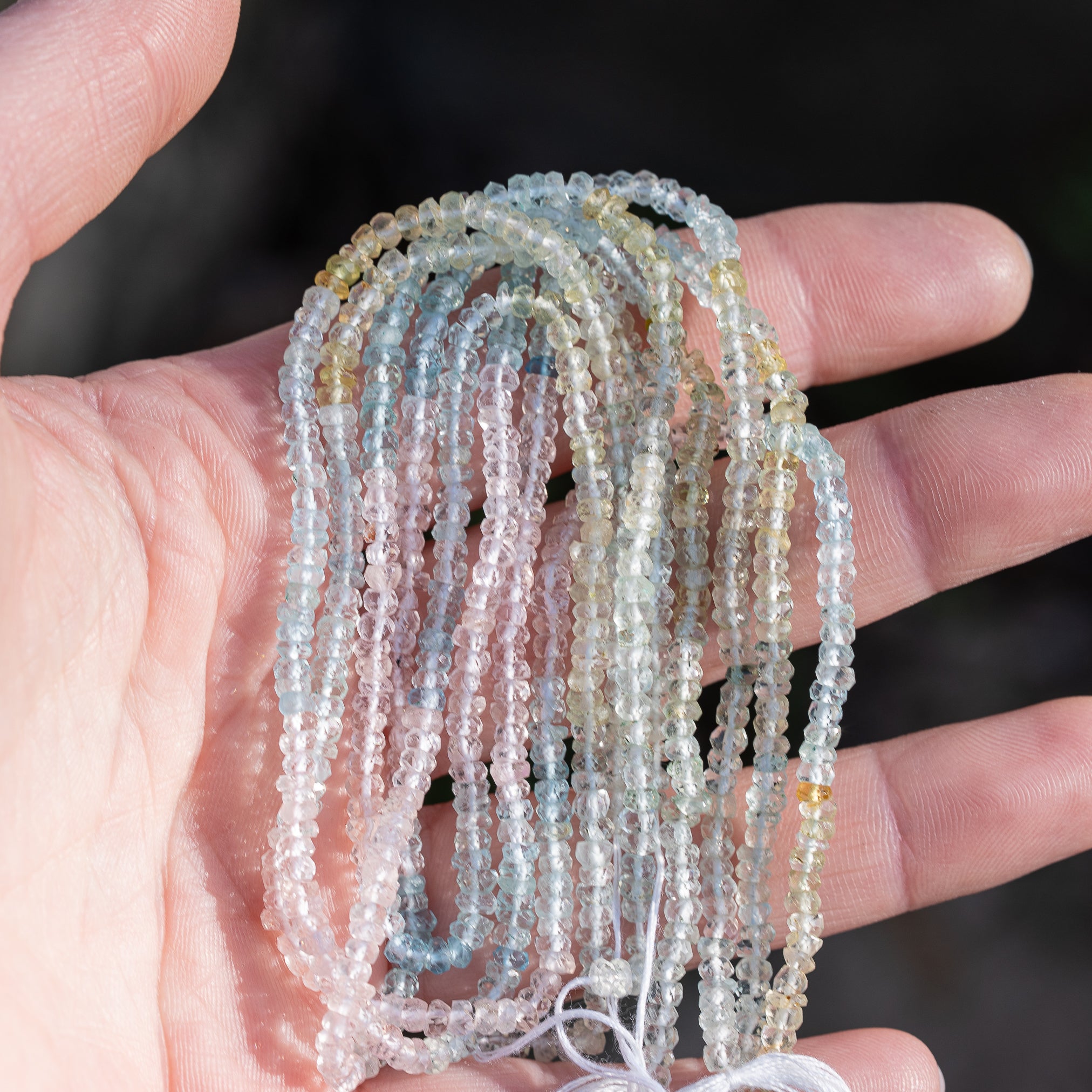 Perles rondelles facettes de Béryls ( Morganite, Aigue-marine, Héliodore ) de 3 x 2 mm ( 1/2 rang de env 90 perles )