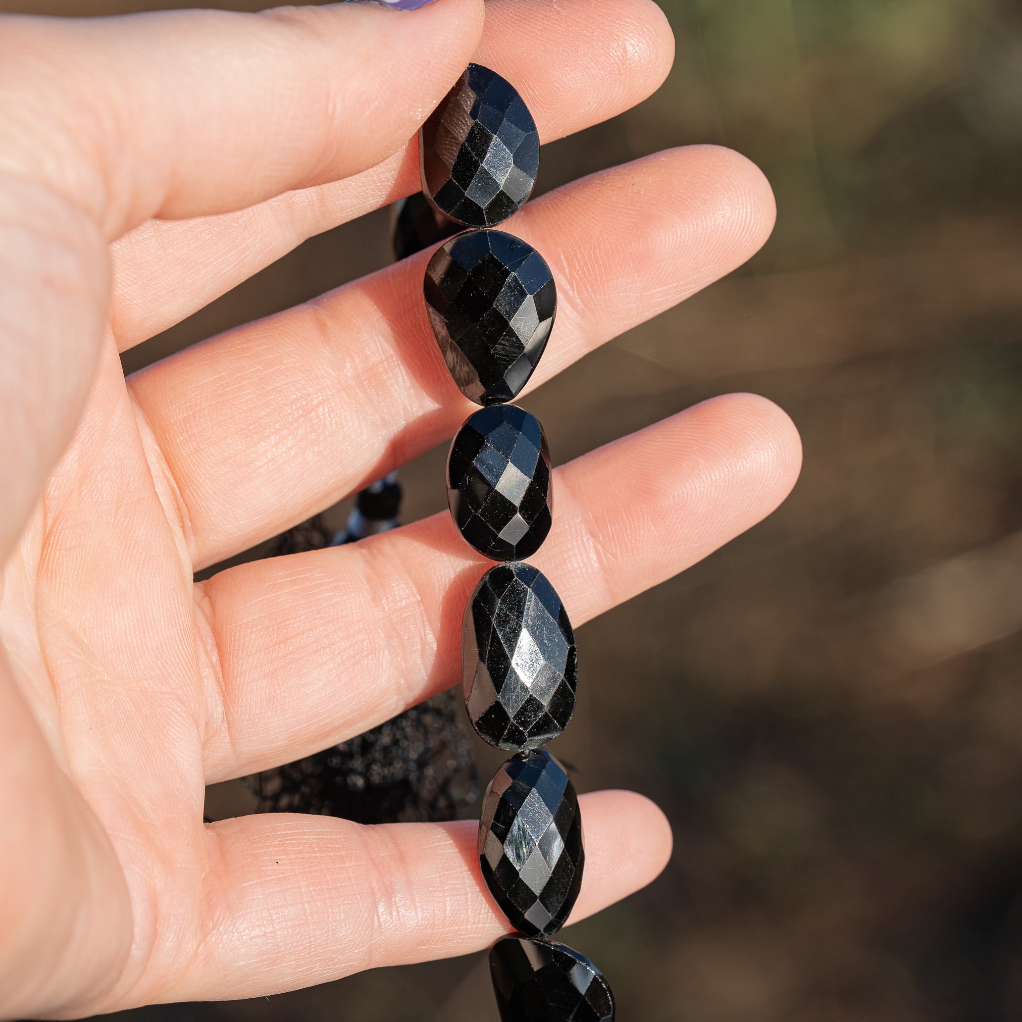 Perles pépites plates facettes de Spinelle noire de env 16 à 18,5 mm ( à l&