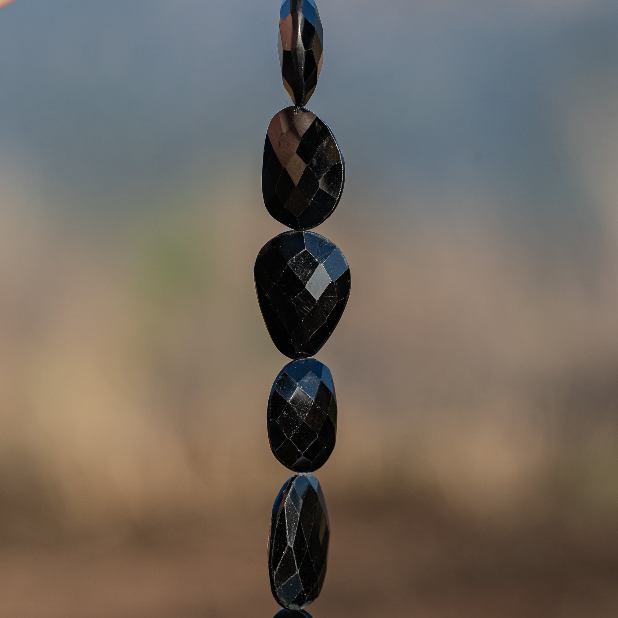 Perles pépites plates facettes de Spinelle noire de env 16 à 18,5 mm ( à l&