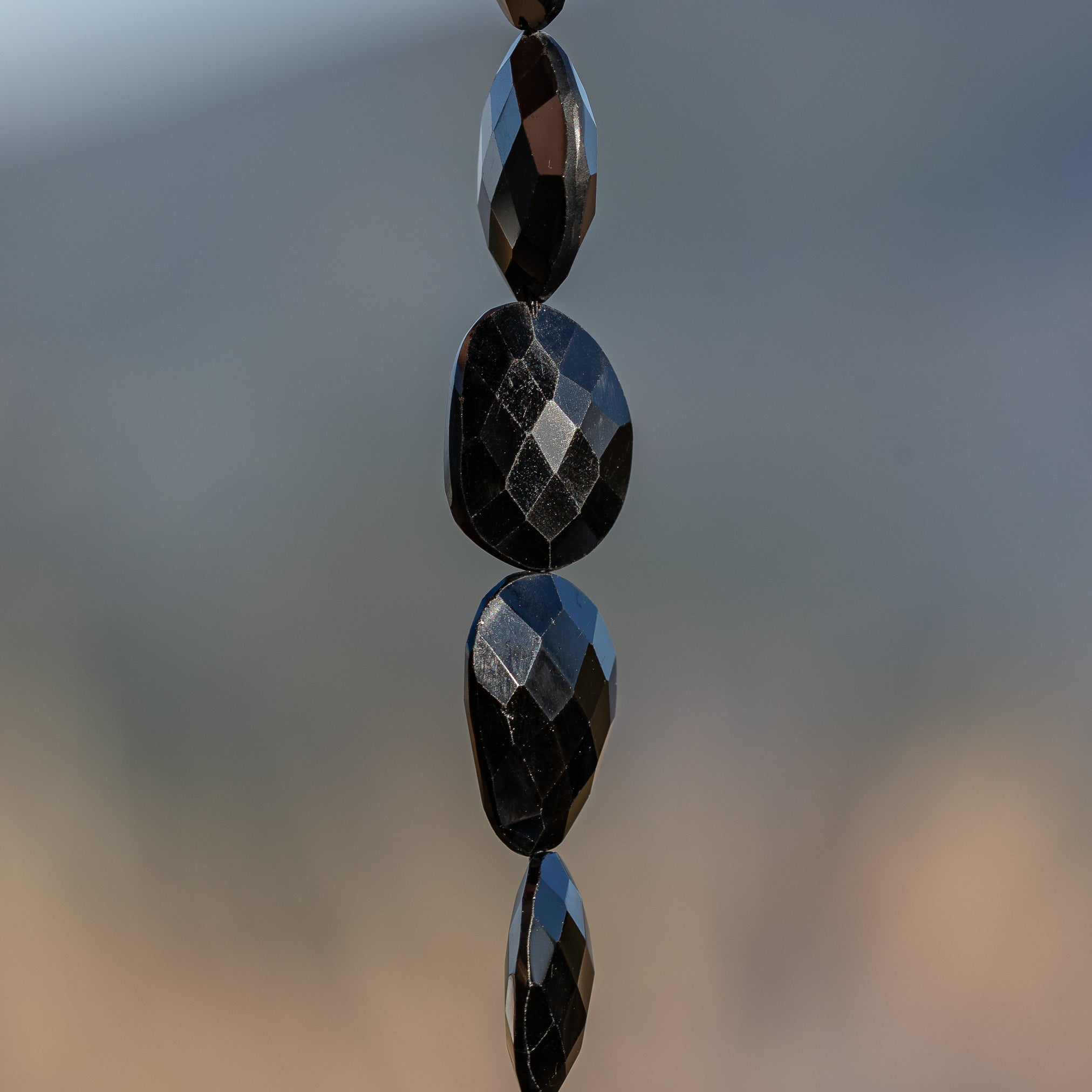 Perles pépites plates facettes de Spinelle noire de env 16 à 18,5 mm ( à l&