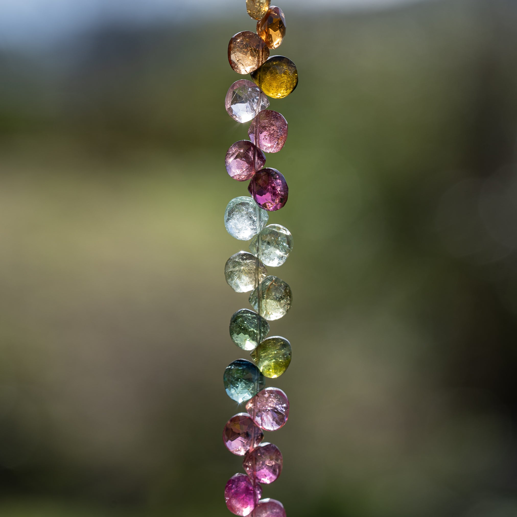 Fil de 20 cm et env 56/62 perles gouttes facettes de Tourmaline multicolore de env 4/6 mm