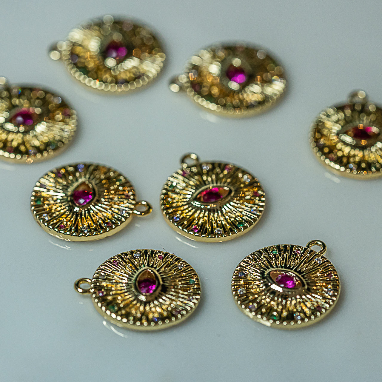 Breloques médailles " oeil " rondes laiton plaquée or et zirconium rose de 18 mm ( à l&