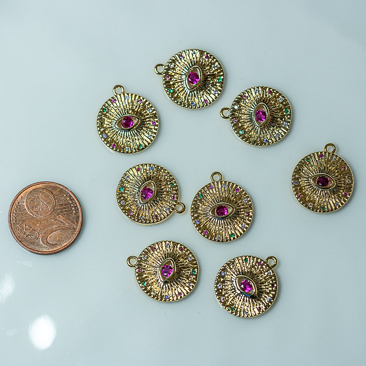 Breloques médailles " oeil " rondes laiton plaquée or et zirconium rose de 18 mm ( à l&