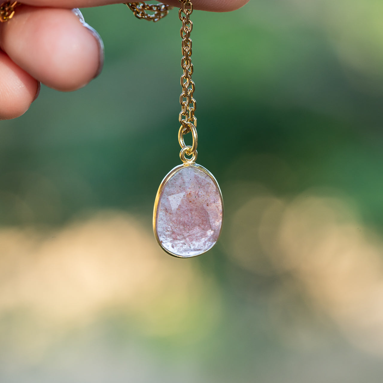 Les pendentifs " Nidhih " en Quartz fraise et argent 925 plaqué or