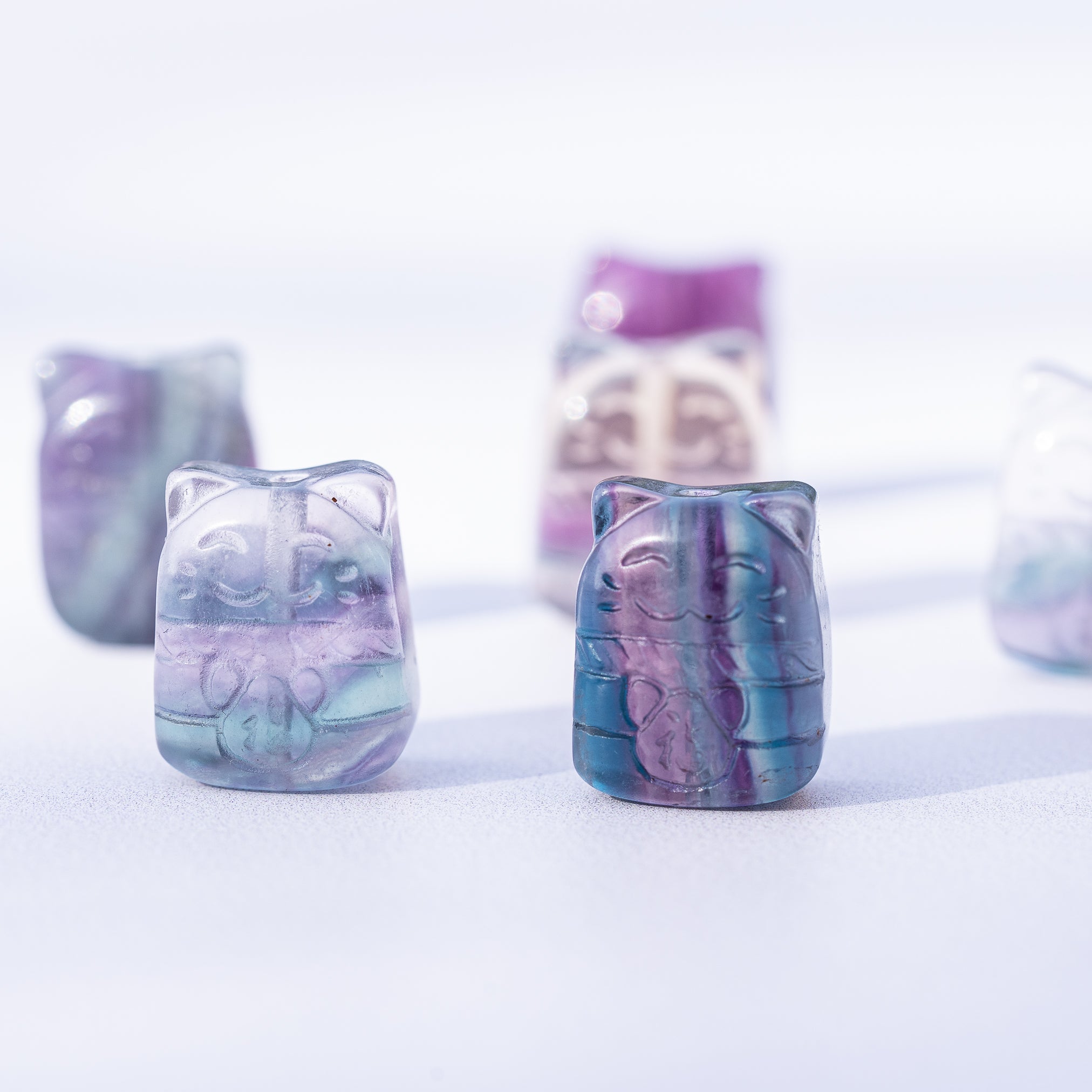Perles sculptées chat " Maneki Neko " en Fluorite multicolore au choix de env 20 mm ( à l&