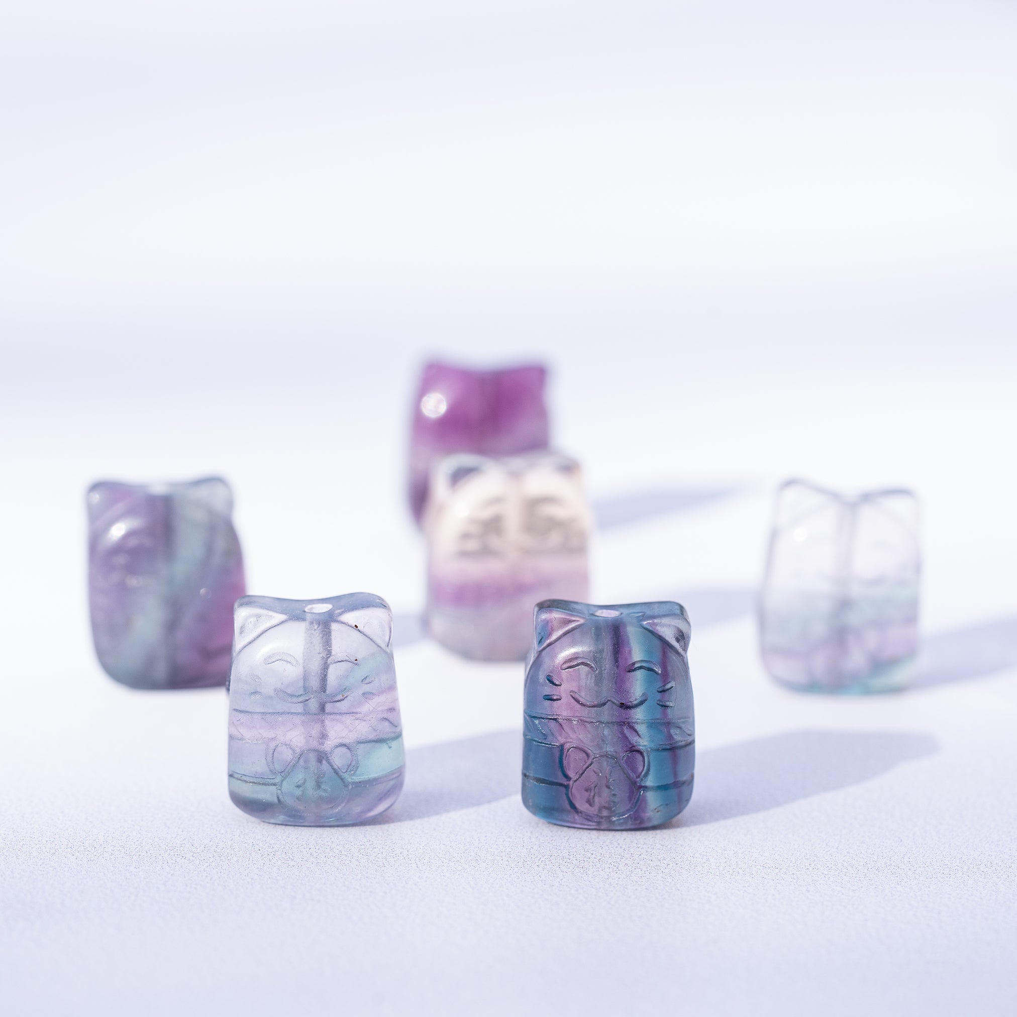 Perles sculptées chat " Maneki Neko " en Fluorite multicolore au choix de env 20 mm ( à l&