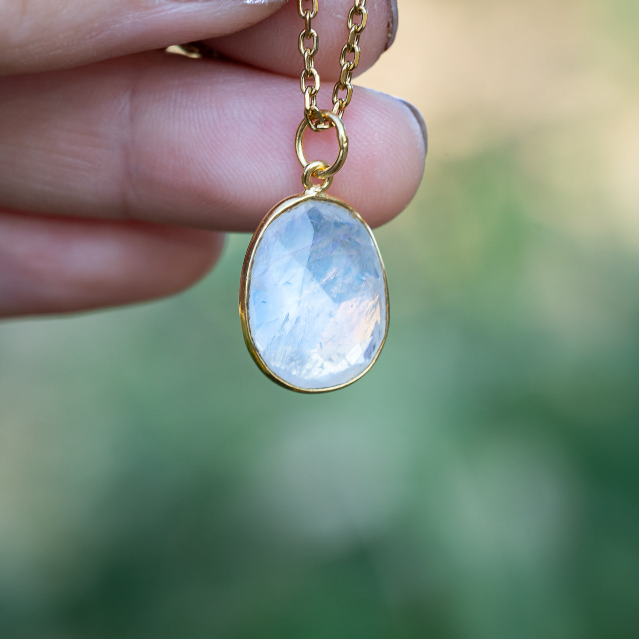 Les pendentifs " Nidhih " en Labradorite blanche et argent 925 plaqué or ou argent 925