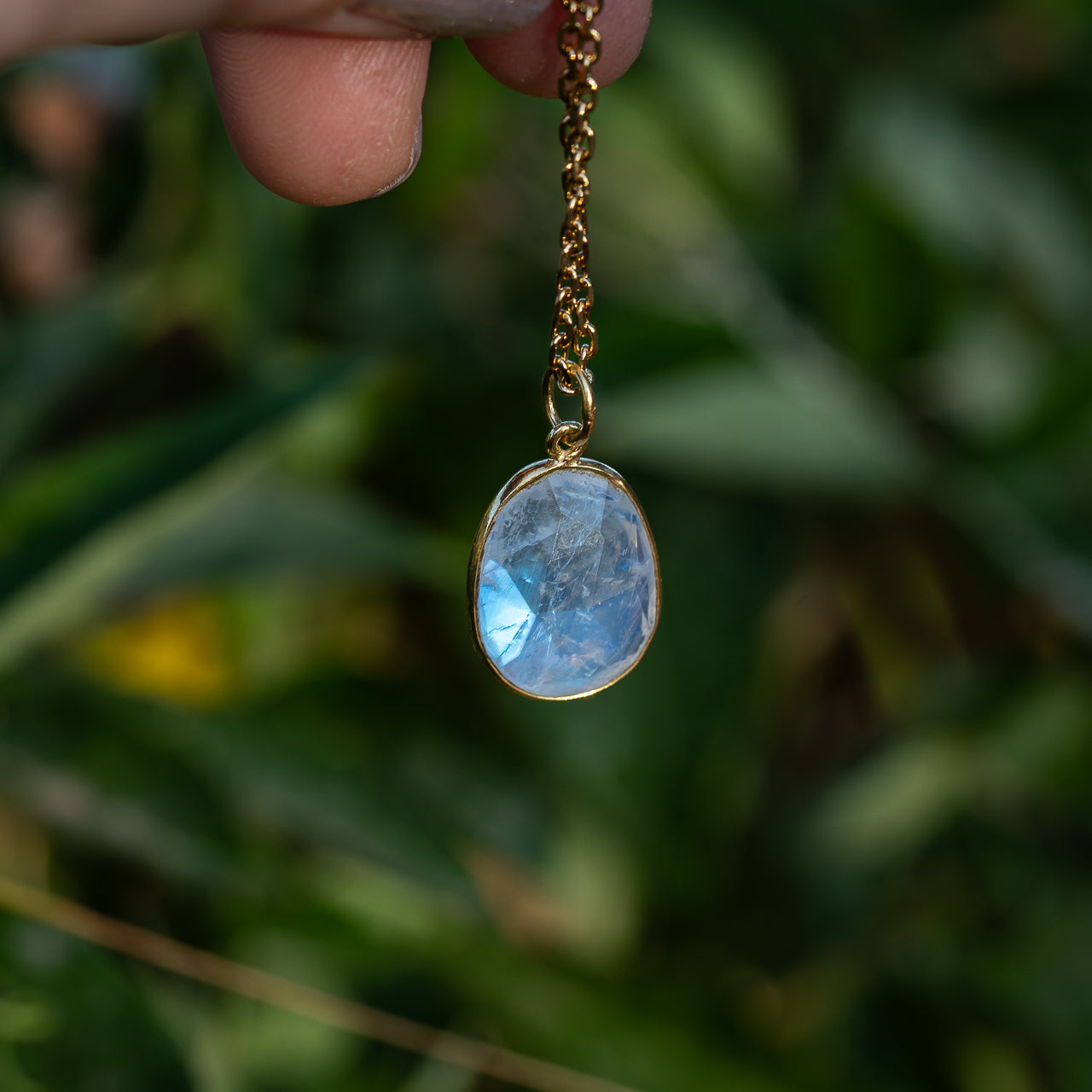 Les pendentifs " Nidhih " en Labradorite blanche et argent 925 plaqué or ou argent 925
