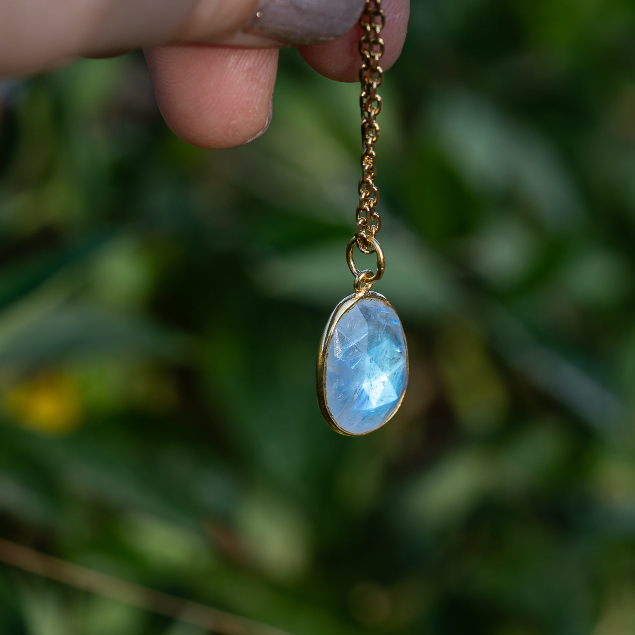 Les pendentifs " Nidhih " en Labradorite blanche et argent 925 plaqué or ou argent 925