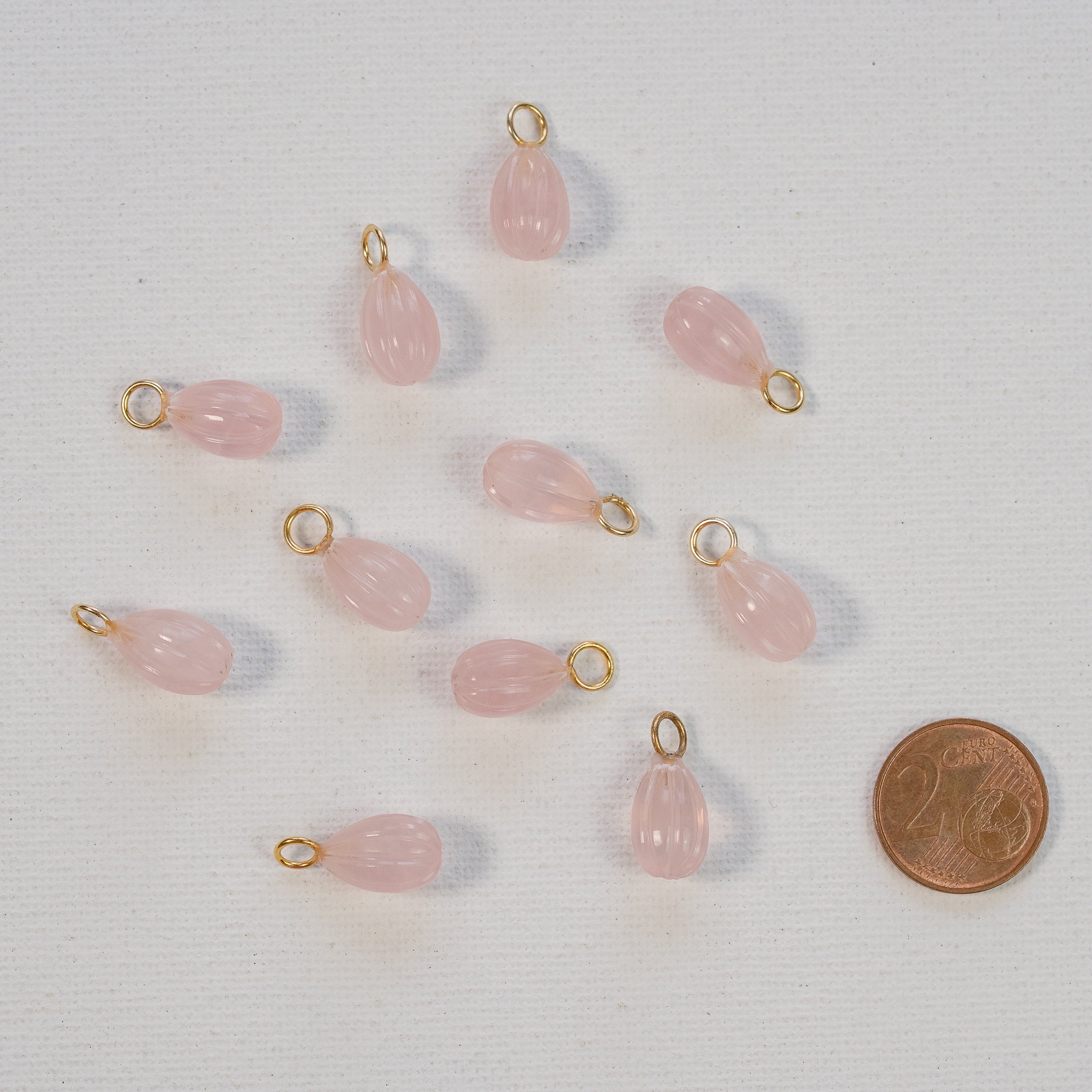 Les petits charms gouttes melon " Nidhih " en Quartz rose et argent 925 plaqué or de 17 mm ( à l&