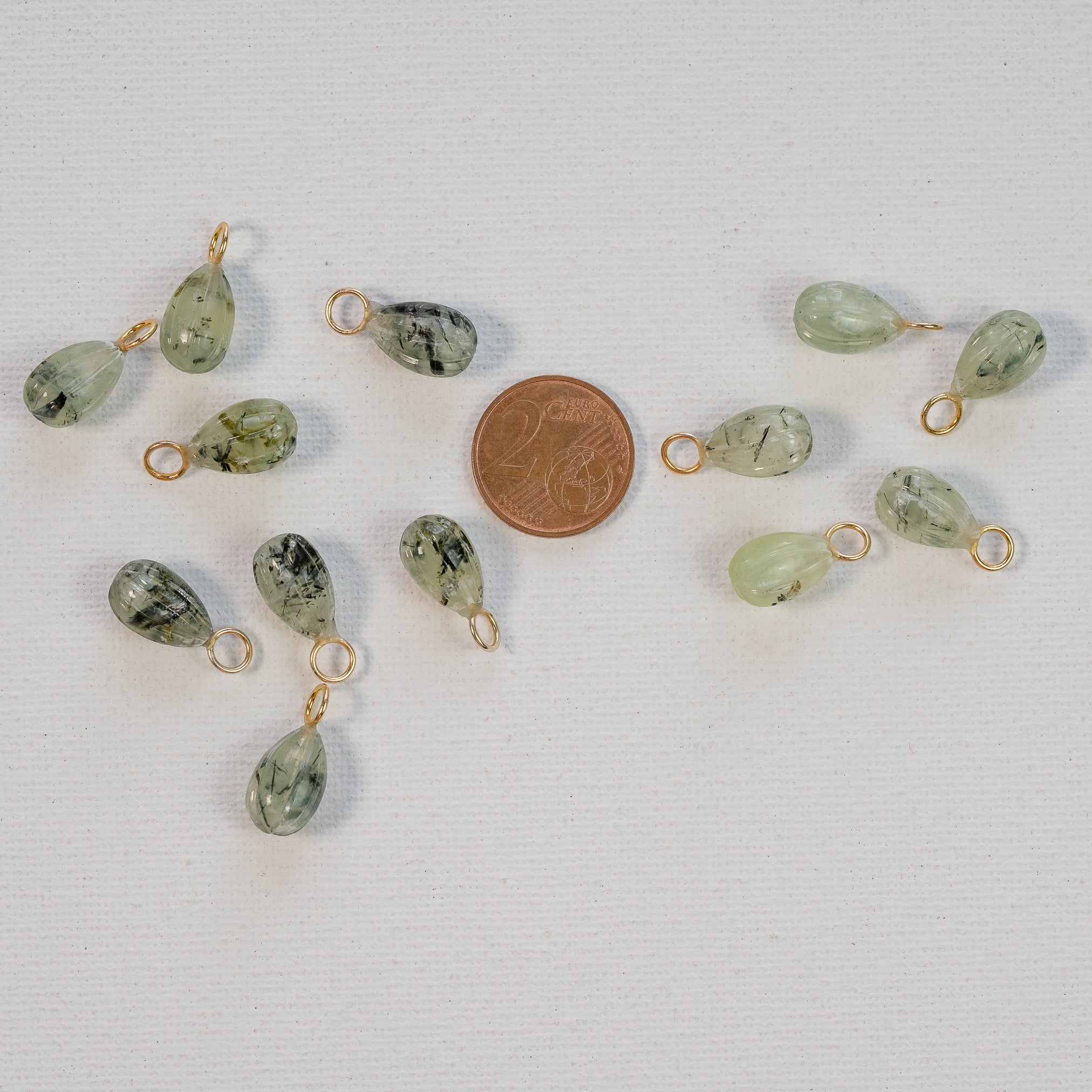 Les petits charms gouttes melon " Nidhih " en Préhnite et argent 925 plaqué or de 17 mm ( à l&