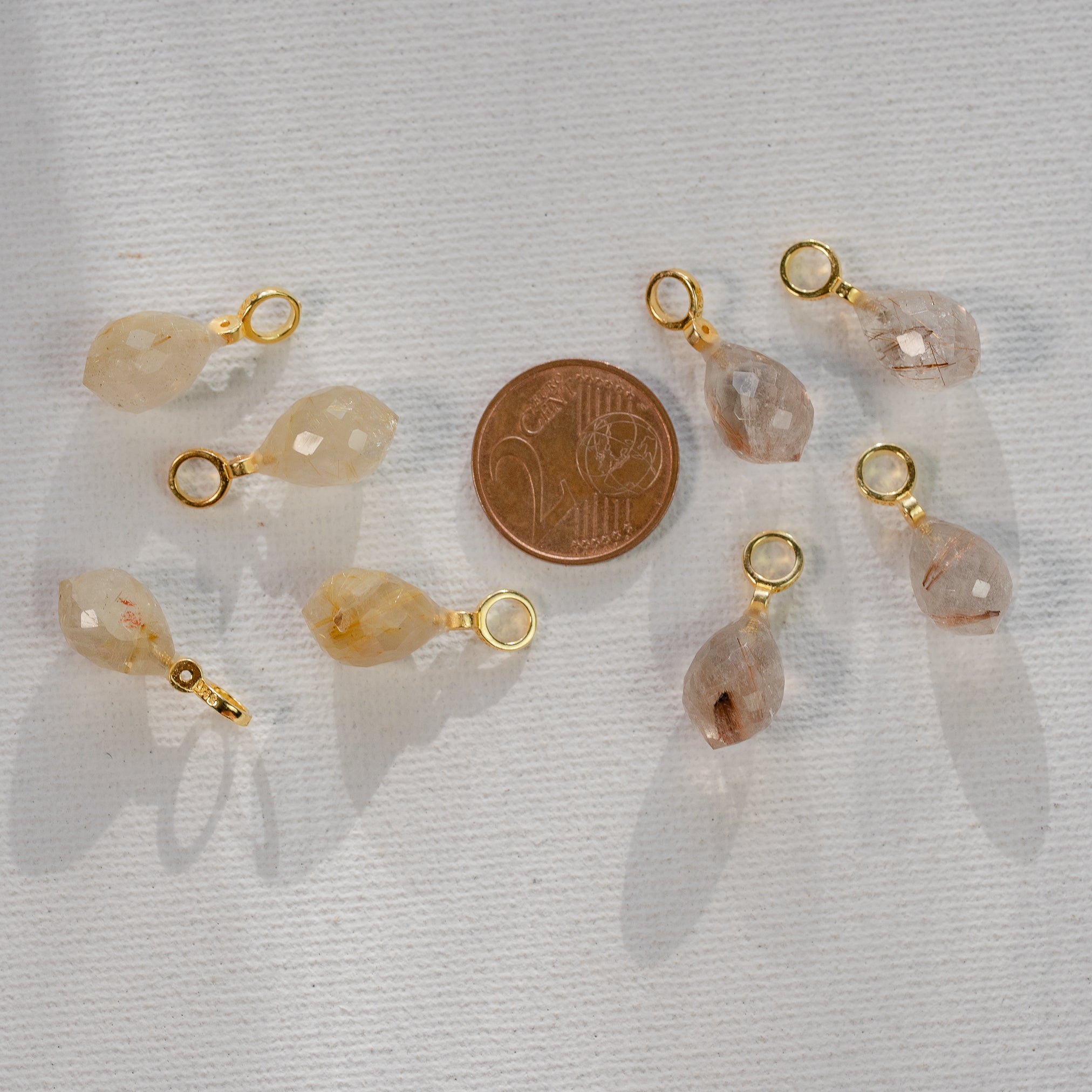 Les petits charms gouttes facettes " Nidhih " en Quartz Rutile et argent 925 plaqué or de 20 mm ( à l&