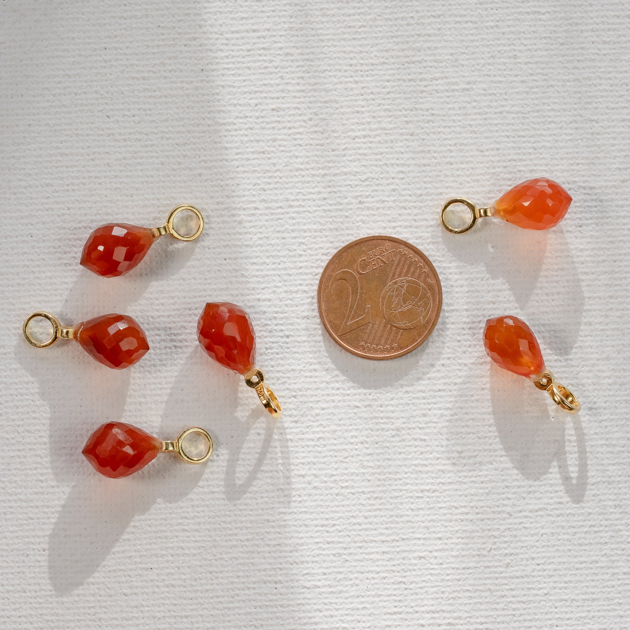 Les petits charms gouttes facettes " Nidhih " en Cornaline et argent 925 plaqué or de 18 mm ( à l&